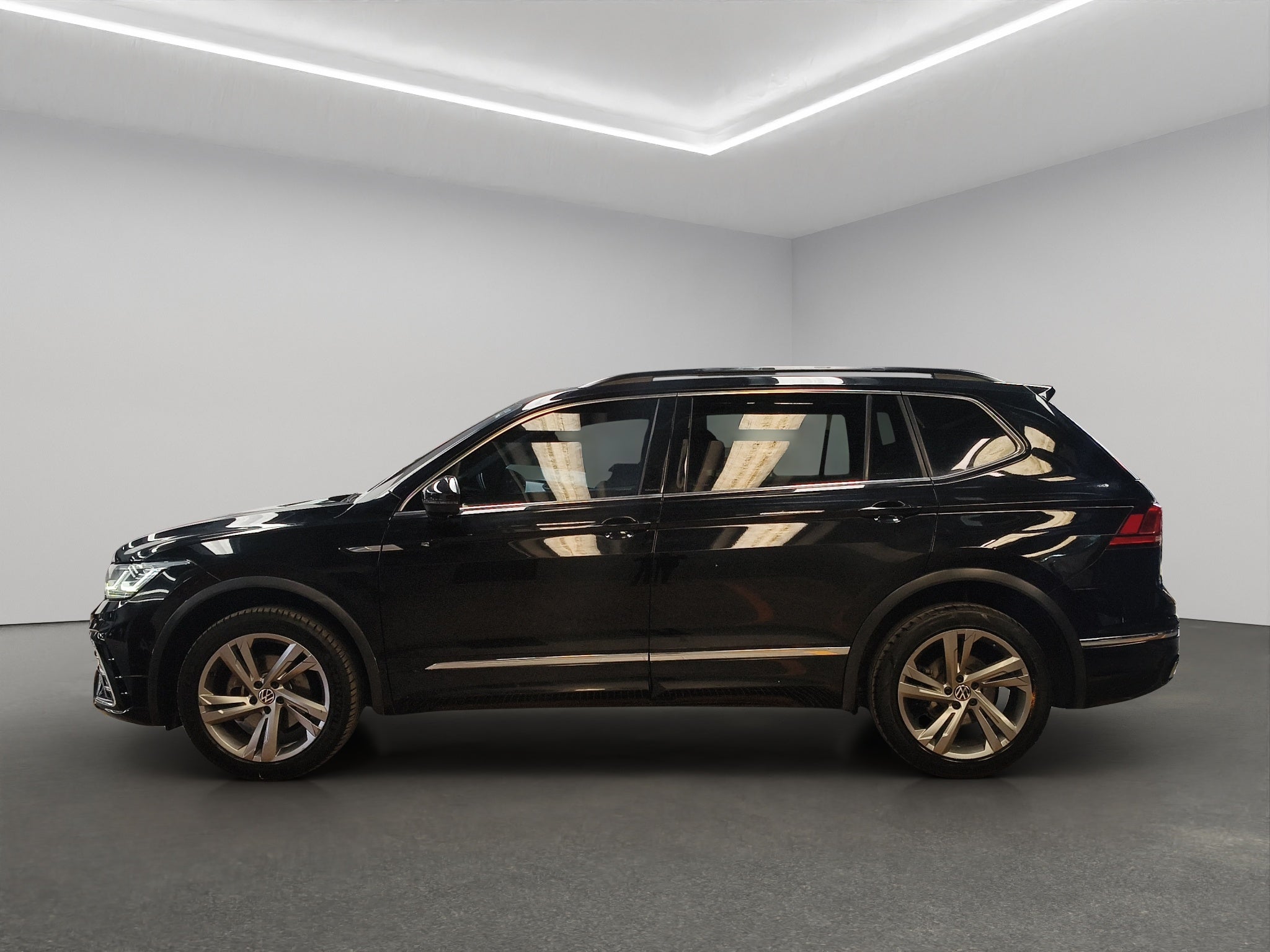 2024 Volkswagen Tiguan VUD 5 pts. R-Line, 1.4T, DSG, piel, QCP, f. led, RA-19 (línea anterior)