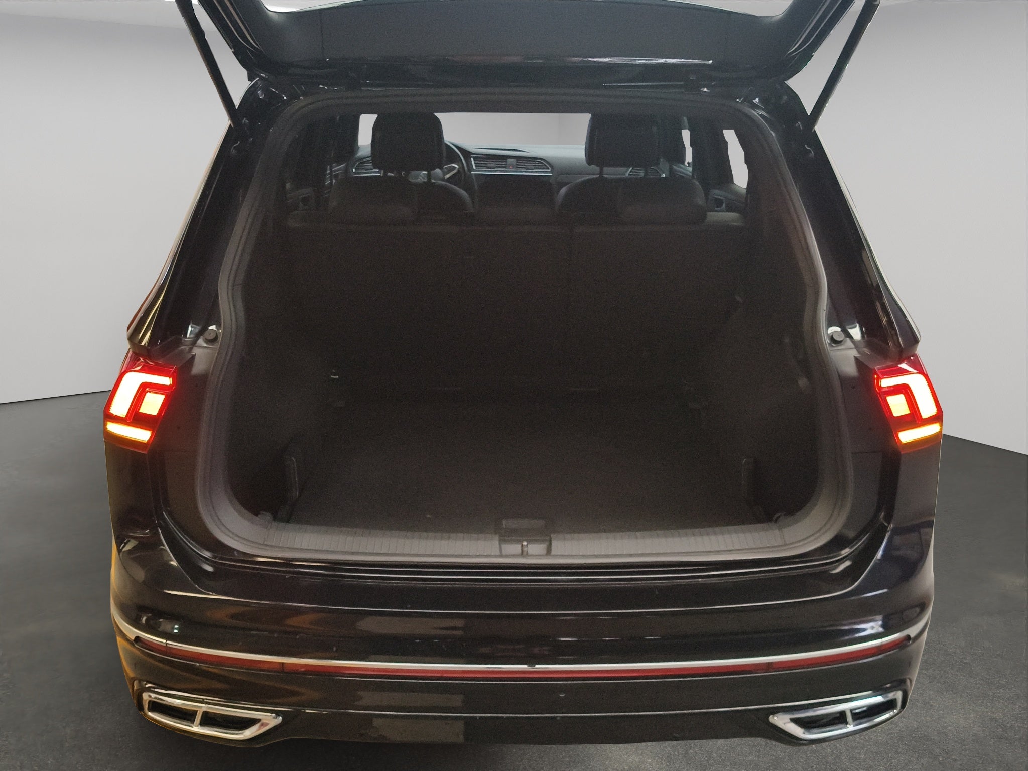 2024 Volkswagen Tiguan VUD 5 pts. R-Line, 1.4T, DSG, piel, QCP, f. led, RA-19 (línea anterior)