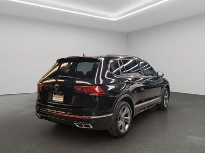 2024 Volkswagen Tiguan VUD 5 pts. R-Line, 1.4T, DSG, piel, QCP, f. led, RA-19 (línea anterior)