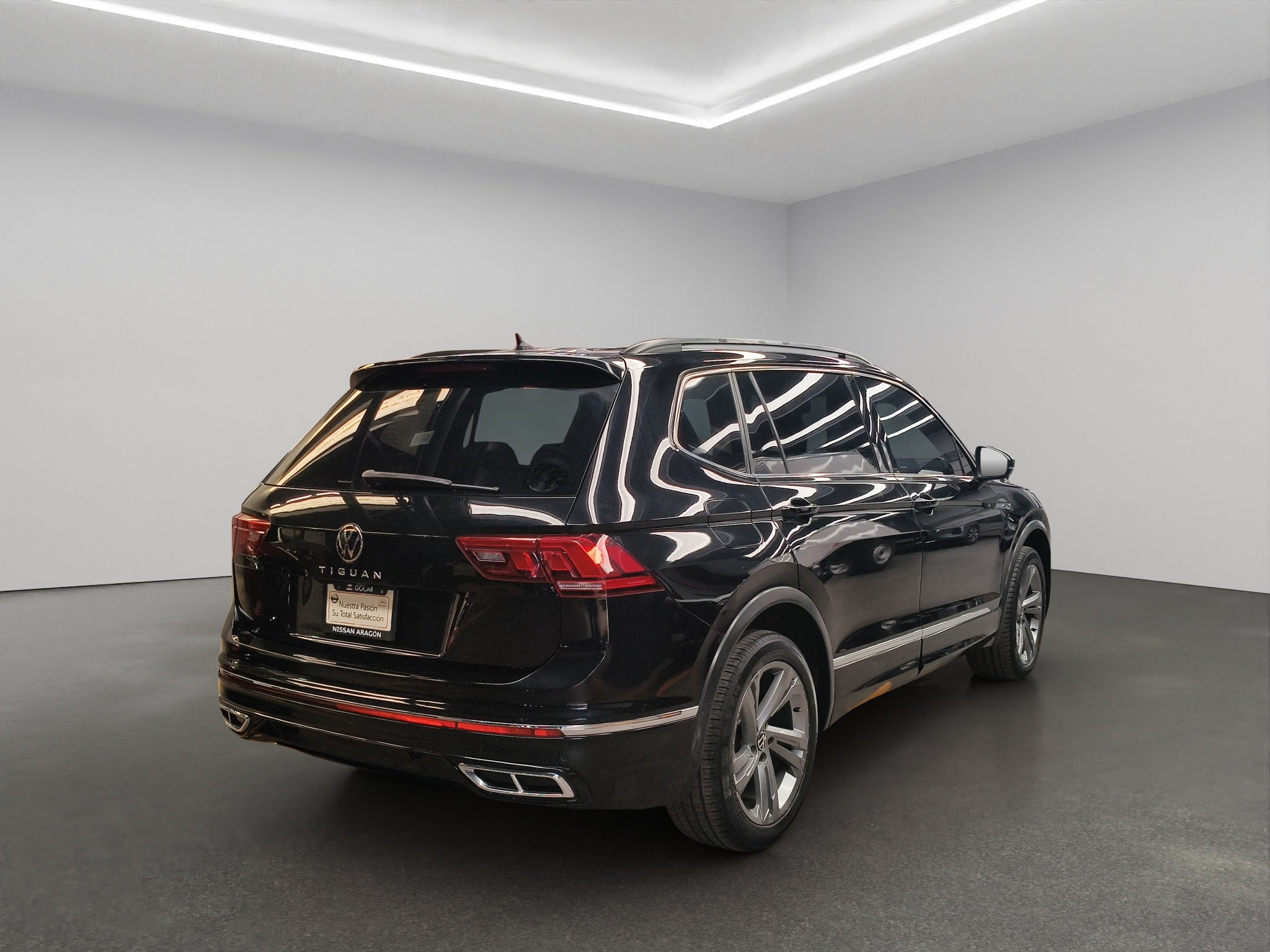 2024 Volkswagen Tiguan VUD 5 pts. R-Line, 1.4T, DSG, piel, QCP, f. led, RA-19 (línea anterior)