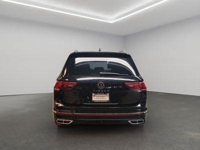 2024 Volkswagen Tiguan VUD 5 pts. R-Line, 1.4T, DSG, piel, QCP, f. led, RA-19 (línea anterior)