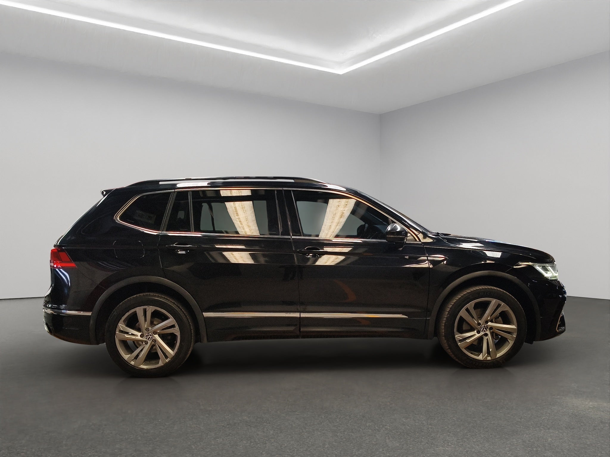 2024 Volkswagen Tiguan VUD 5 pts. R-Line, 1.4T, DSG, piel, QCP, f. led, RA-19 (línea anterior)
