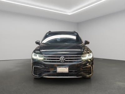 2024 Volkswagen Tiguan VUD 5 pts. R-Line, 1.4T, DSG, piel, QCP, f. led, RA-19 (línea anterior)