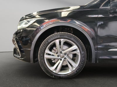 2024 Volkswagen Tiguan VUD 5 pts. R-Line, 1.4T, DSG, piel, QCP, f. led, RA-19 (línea anterior)