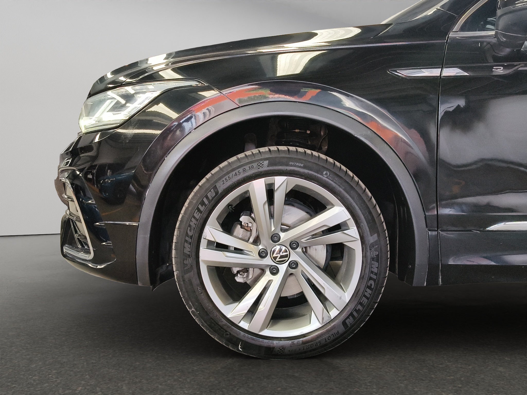 2024 Volkswagen Tiguan VUD 5 pts. R-Line, 1.4T, DSG, piel, QCP, f. led, RA-19 (línea anterior)