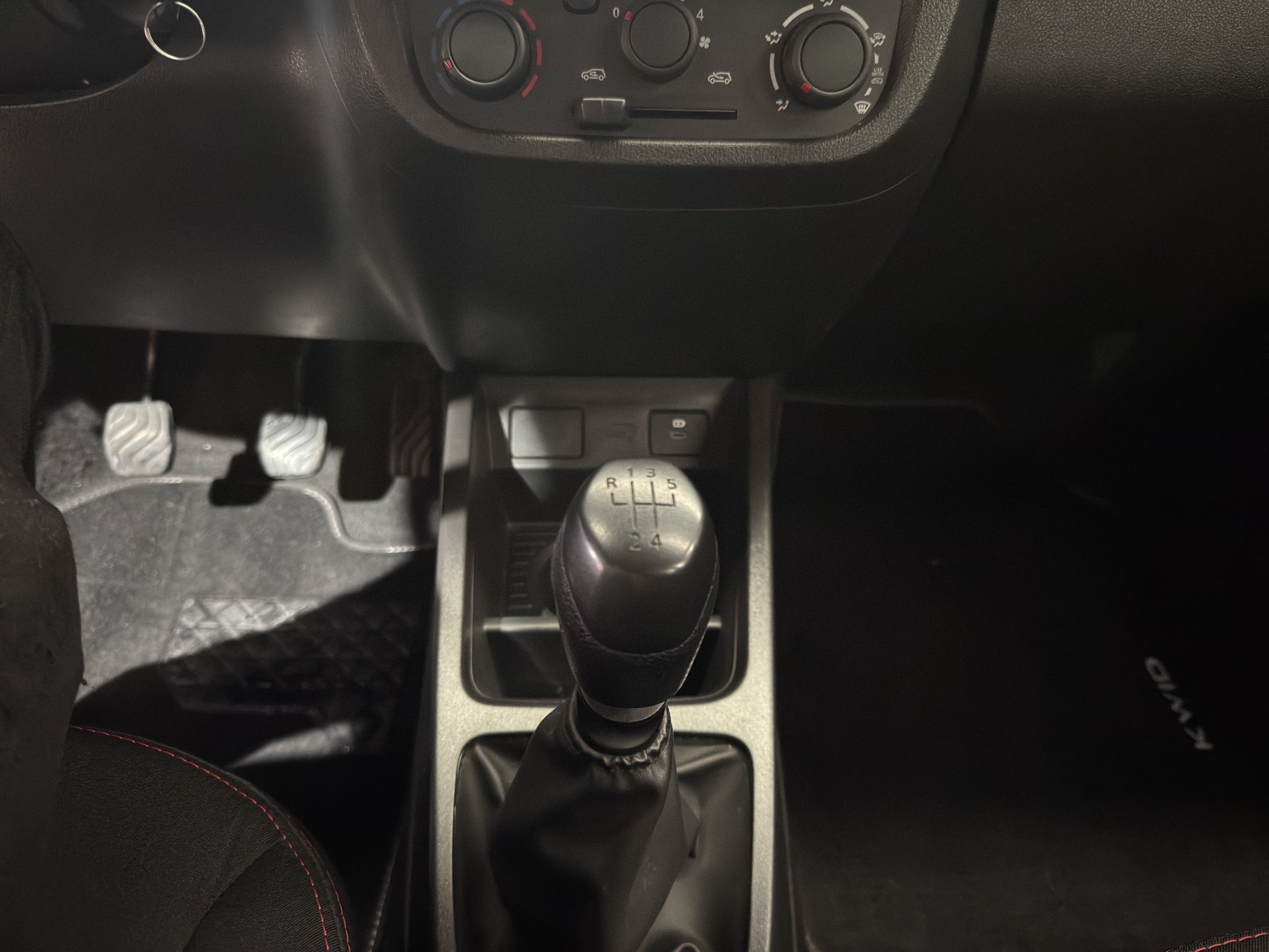 2025 Renault Kwid 5 pts. HB Intens, TM5, a/ac., R-14
