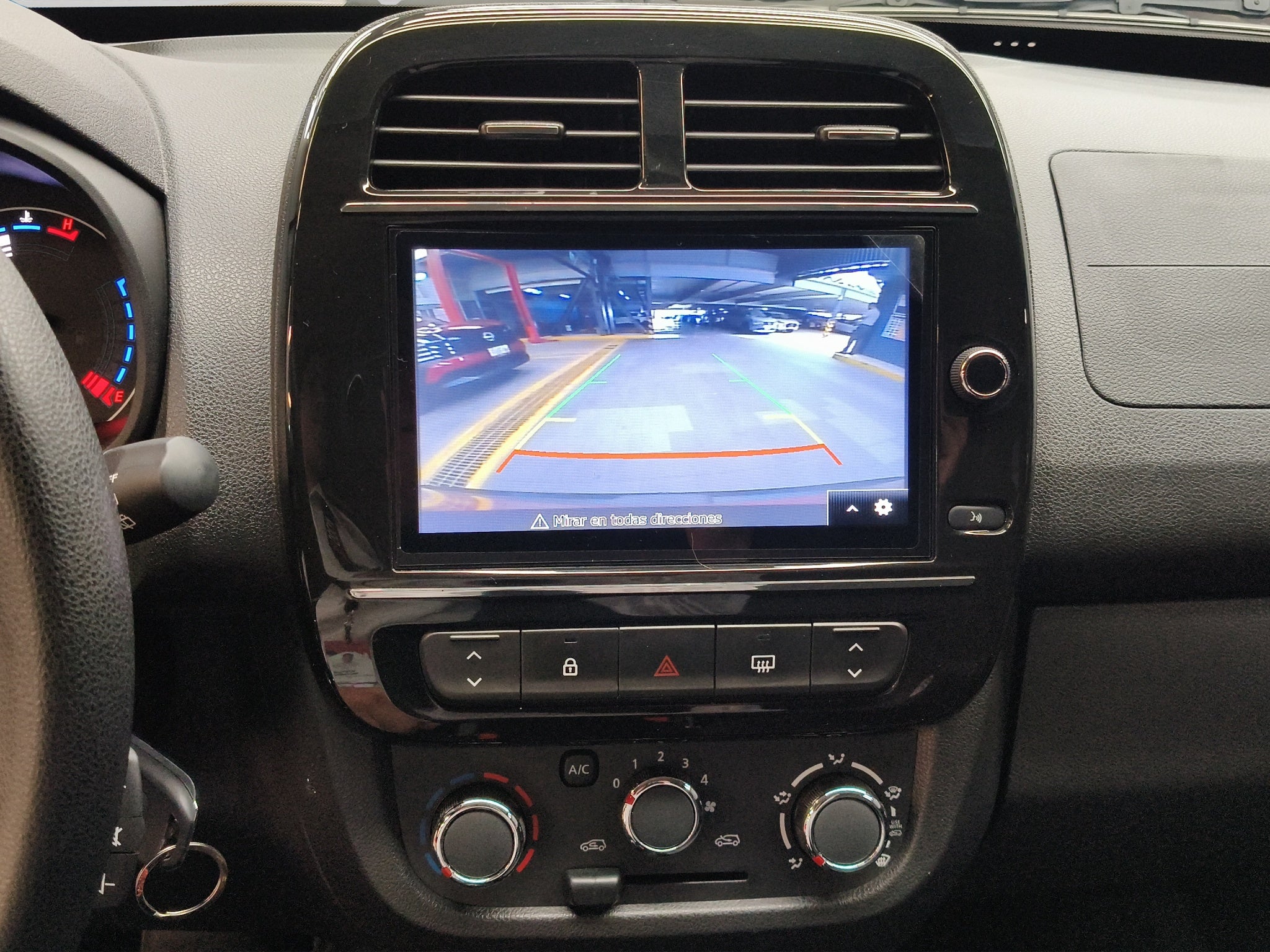 2025 Renault Kwid 5 pts. HB Iconic, TM5, a/ac., pantalla touch 8