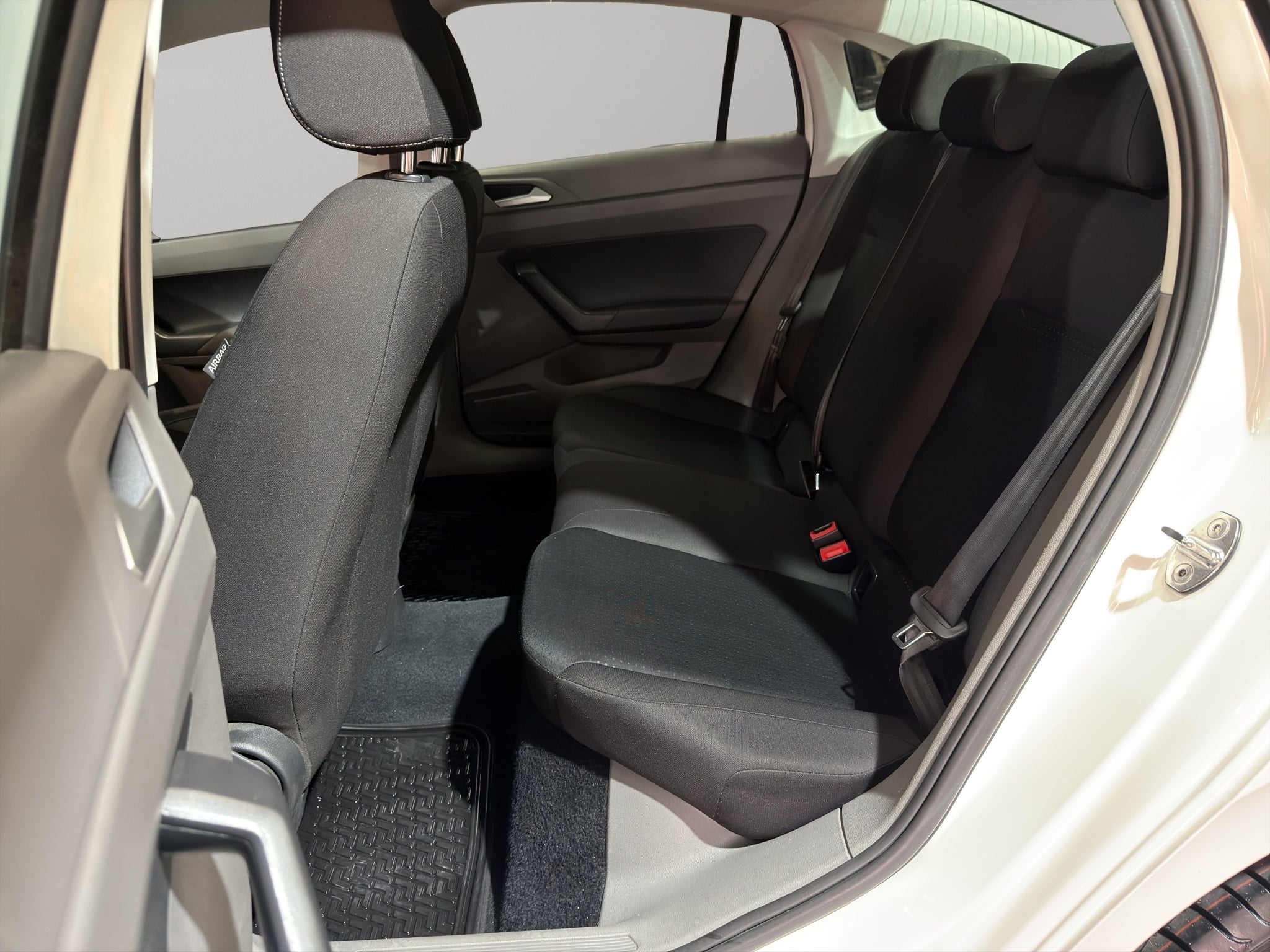 2022 Volkswagen Virtus 4 pts. Comfortline, 1.6l, TA, a/ac., f. niebla, RA-16 (cambio de línea)