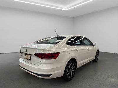 2022 Volkswagen Virtus 4 pts. Comfortline, 1.6l, TA, a/ac., f. niebla, RA-16 (cambio de línea)
