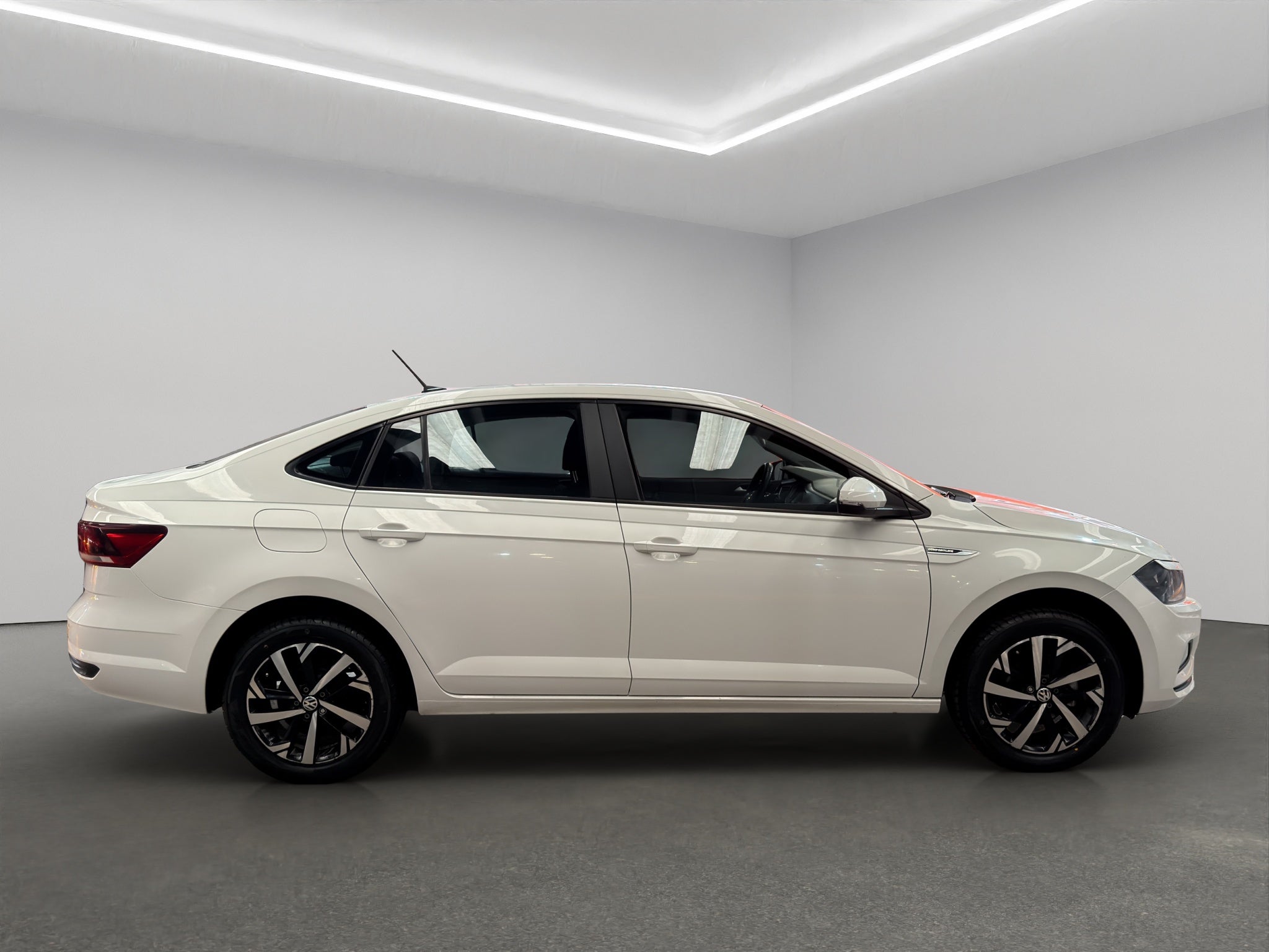 2022 Volkswagen Virtus 4 pts. Comfortline, 1.6l, TA, a/ac., f. niebla, RA-16 (cambio de línea)