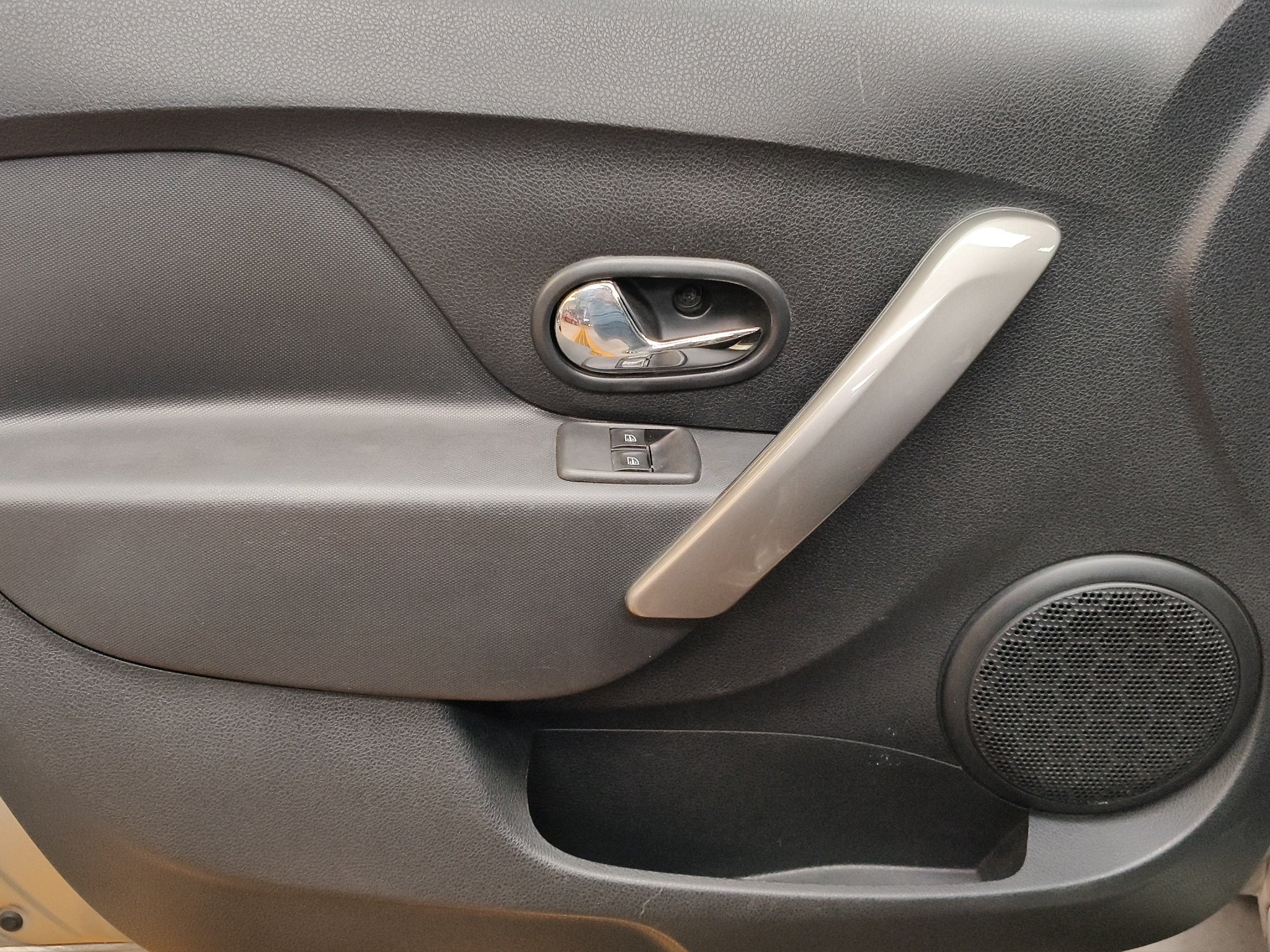 2019 Renault Logan 4 pts. Intens, TM5, VE, GPS, f. niebla, RA-15 (línea anterior)