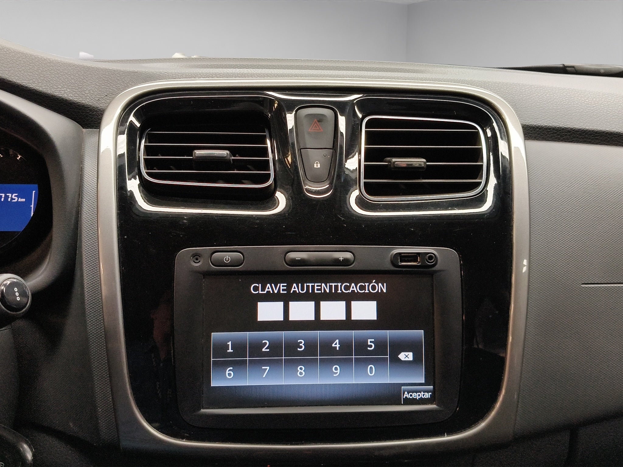 2019 Renault Logan 4 pts. Intens, TM5, VE, GPS, f. niebla, RA-15 (línea anterior)