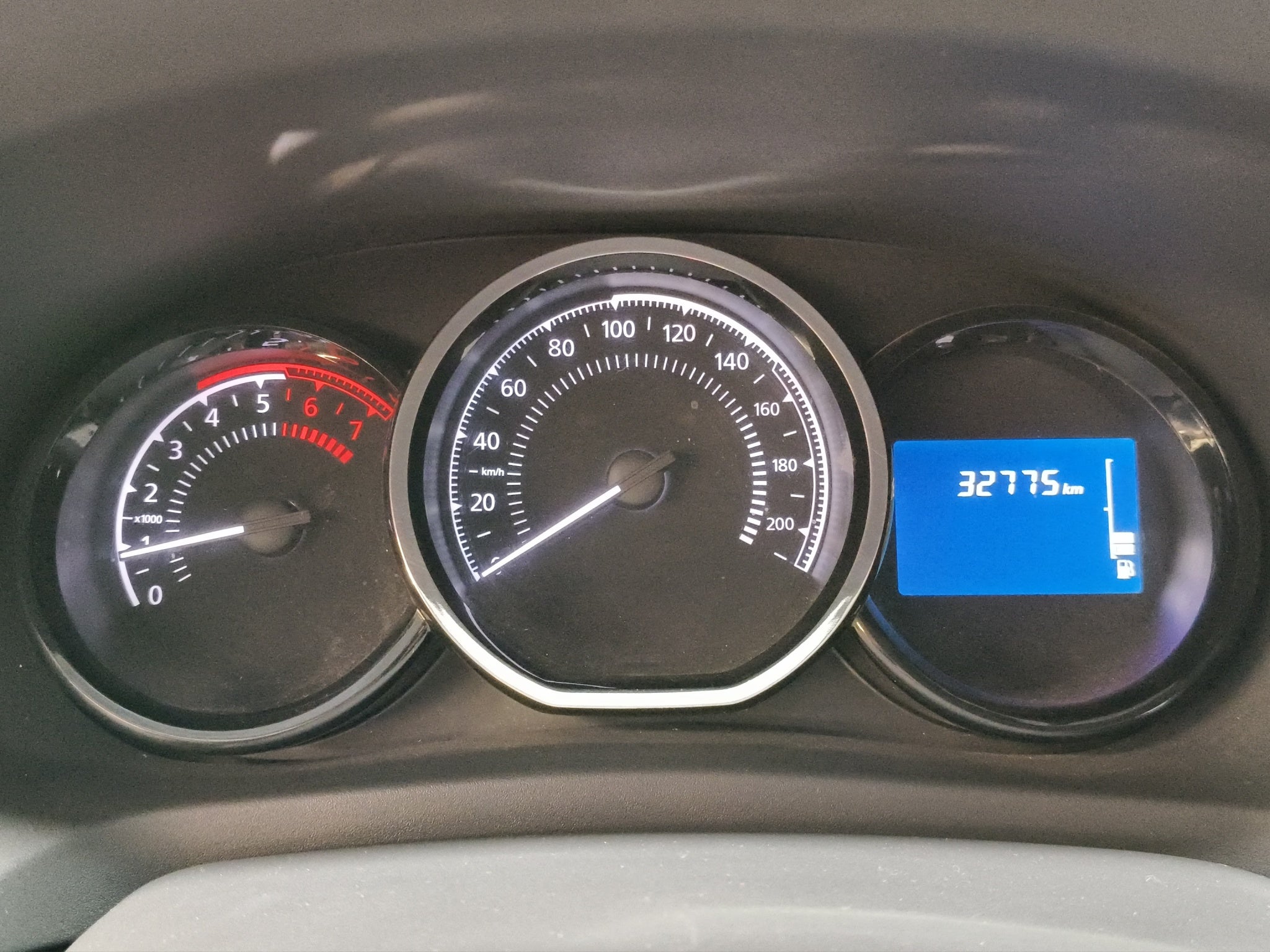 2019 Renault Logan 4 pts. Intens, TM5, VE, GPS, f. niebla, RA-15 (línea anterior)