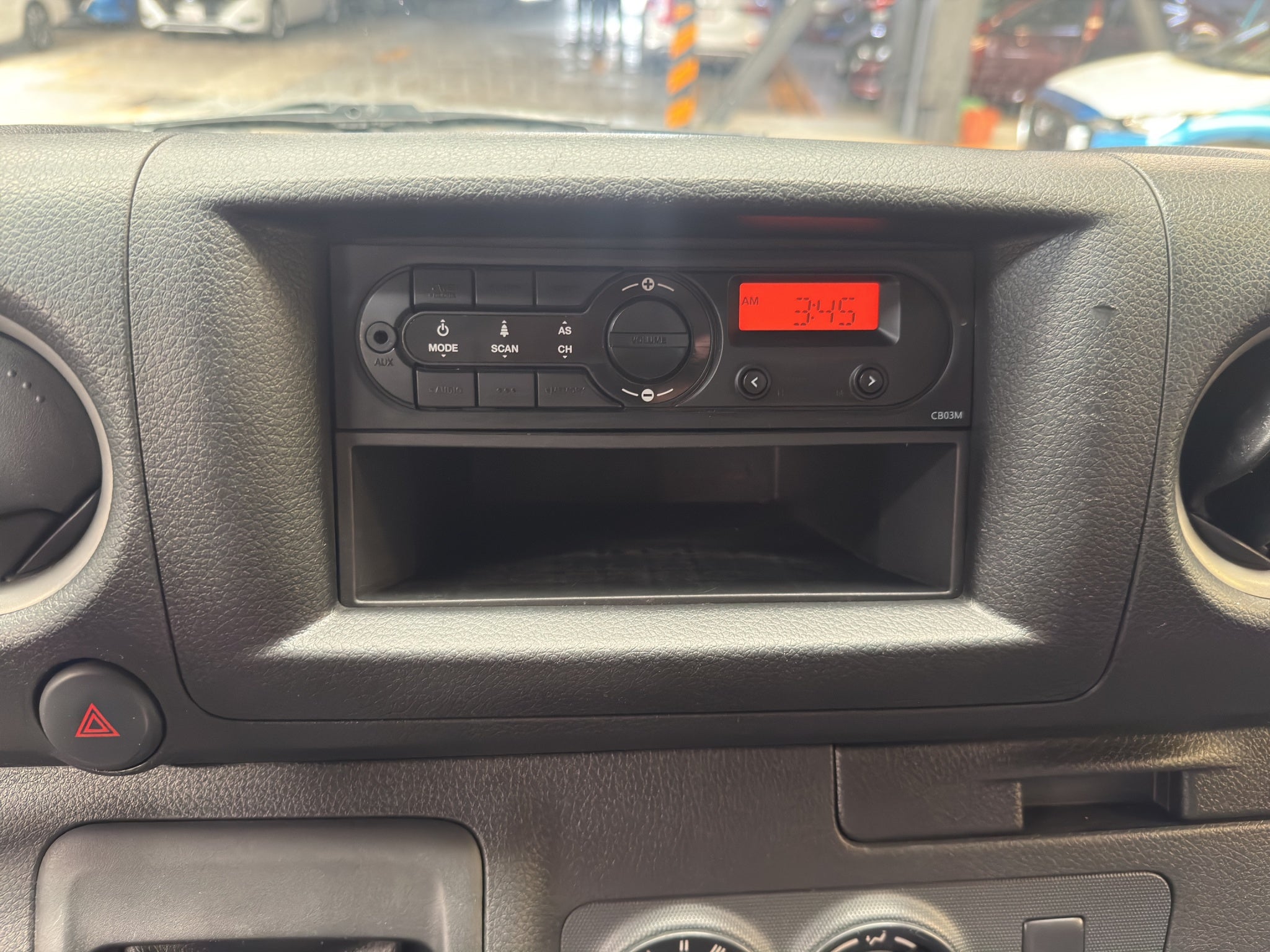 2024 Nissan Comerciales Urvan Panel 4 pts. Amplia, TM5, a/ac.