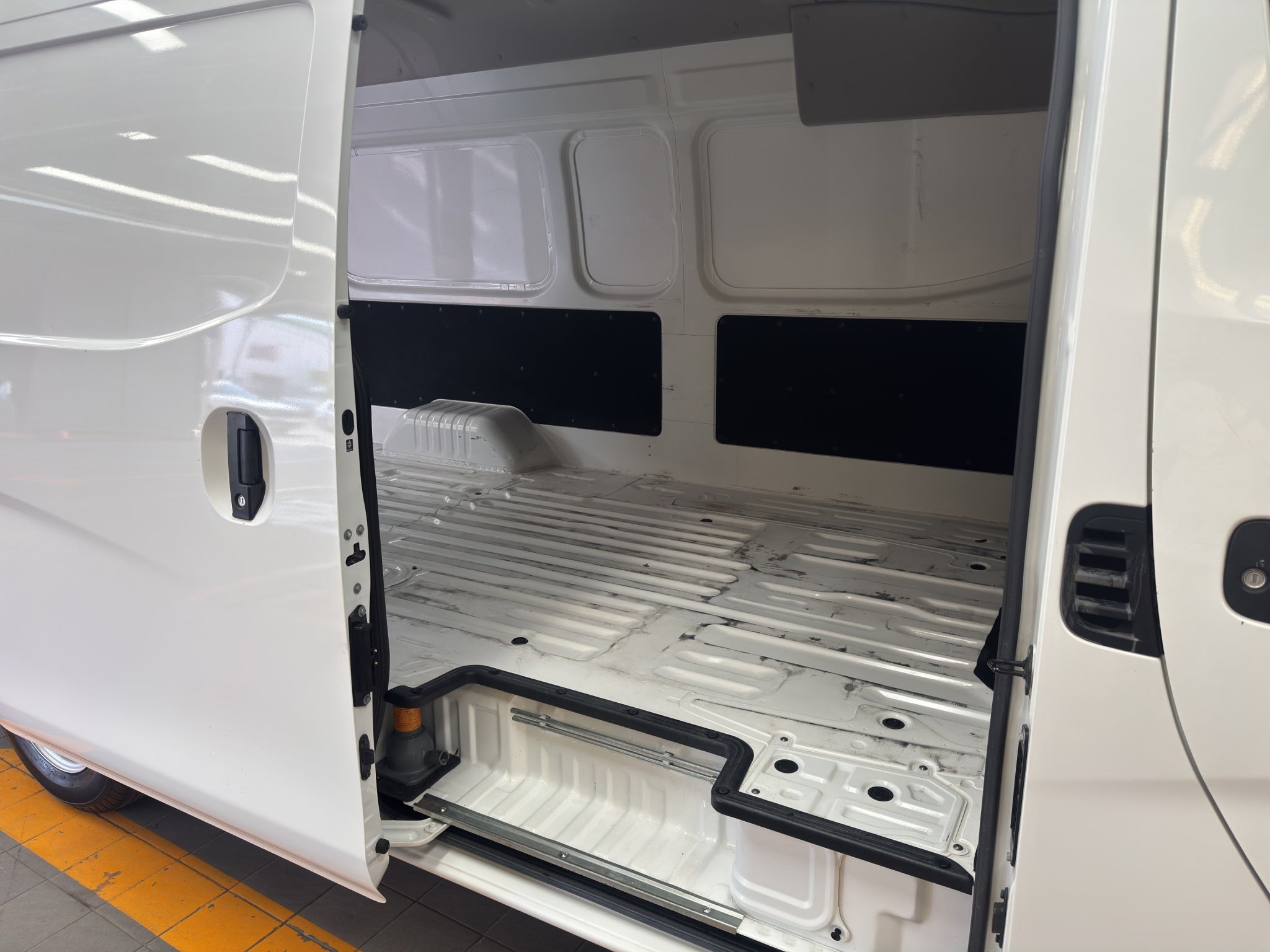 2024 Nissan Comerciales Urvan Panel 4 pts. Amplia, TM5, a/ac.