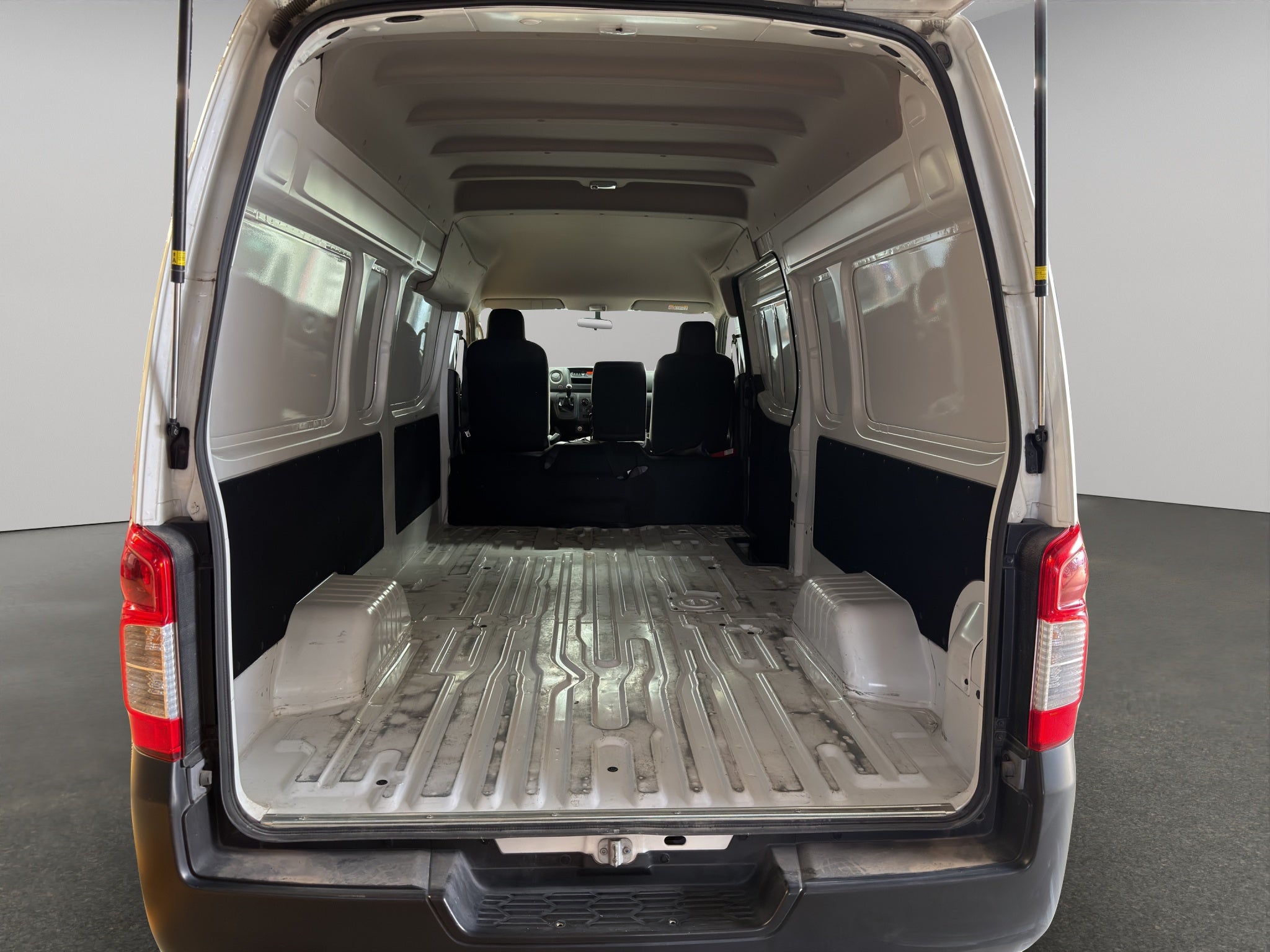 2024 Nissan Comerciales Urvan Panel 4 pts. Amplia, TM5, a/ac.