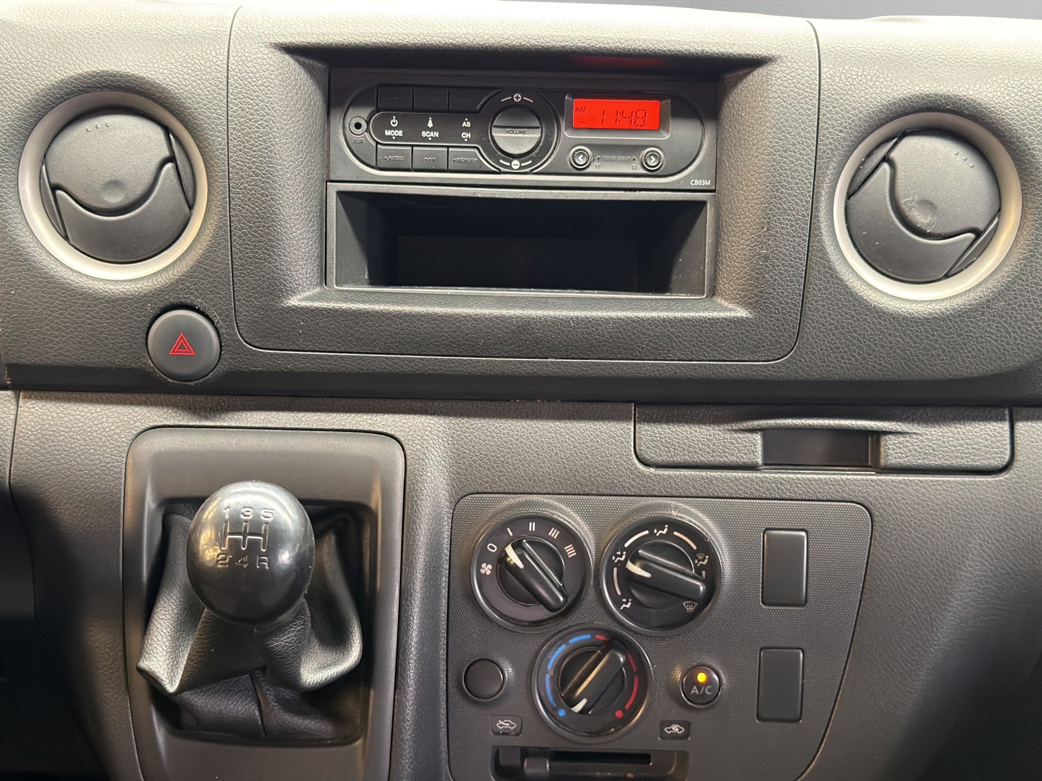 2024 Nissan Comerciales Urvan Panel 4 pts. Amplia, TM5, a/ac.