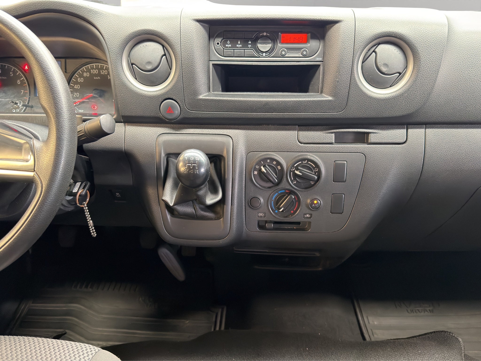 2024 Nissan Comerciales Urvan Panel 4 pts. Amplia, TM5, a/ac.