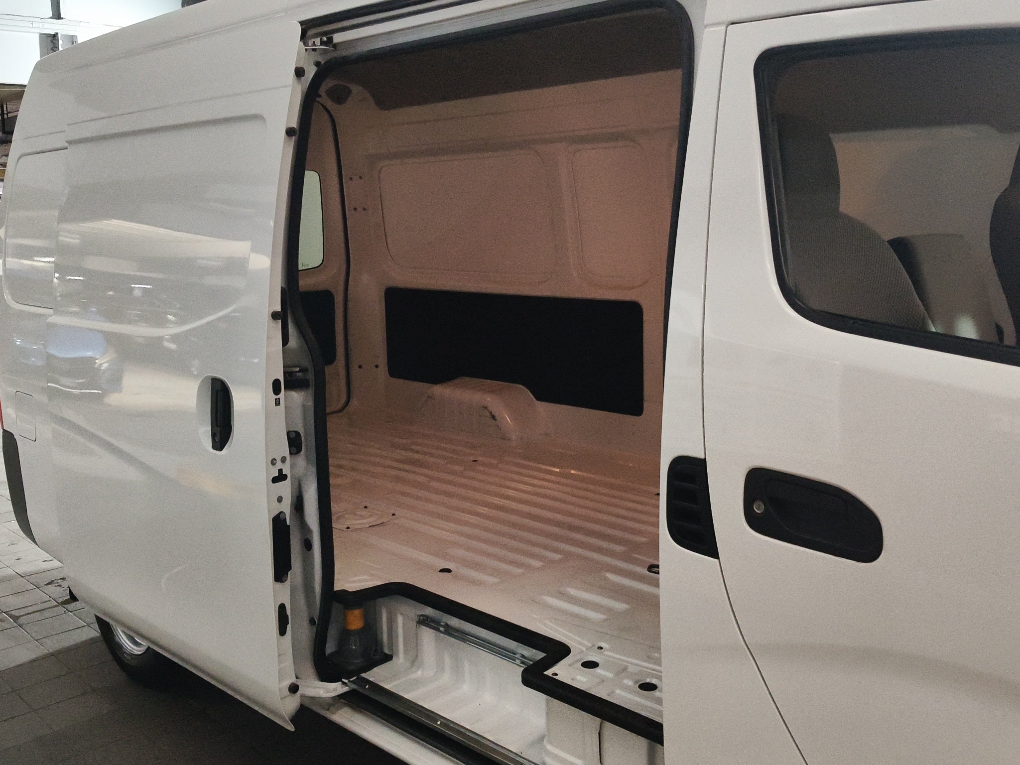 2024 Nissan Comerciales Urvan Panel 4 pts. Amplia, TM5, a/ac.