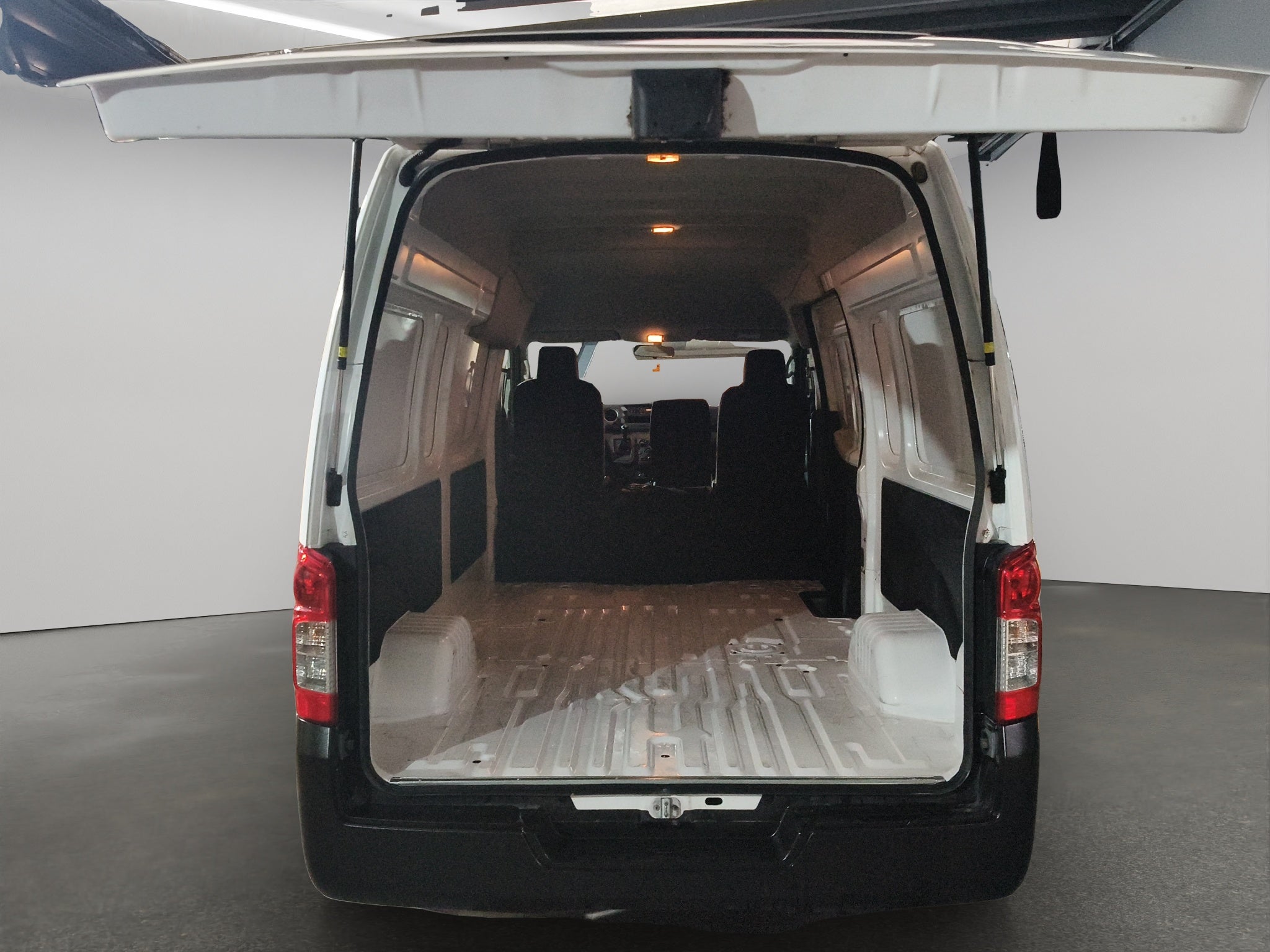 2024 Nissan Comerciales Urvan Panel 4 pts. Amplia, TM5, a/ac.