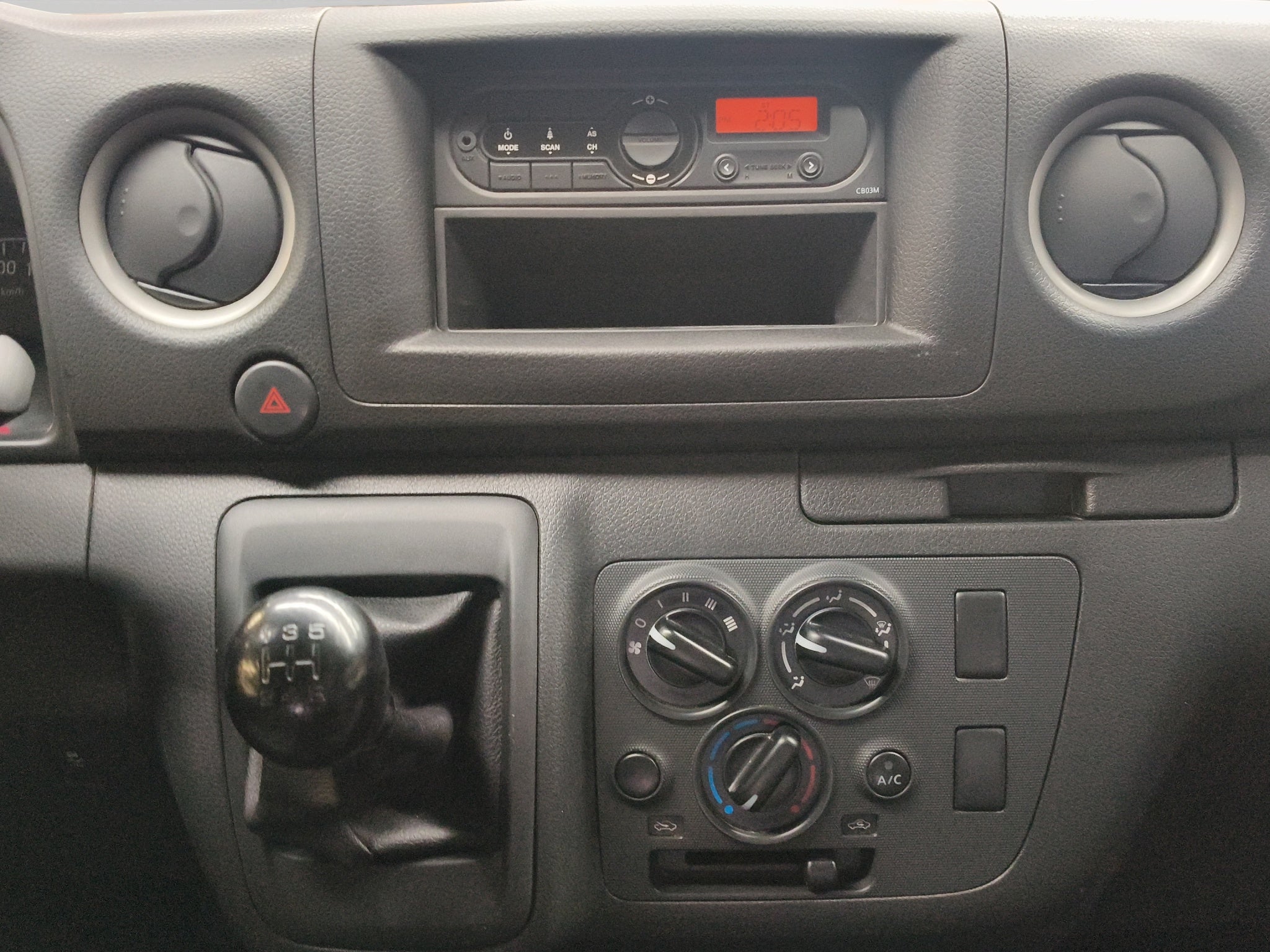 2025 Nissan Comerciales Urvan Panel 4 pts. Amplia con ventanas, TM5