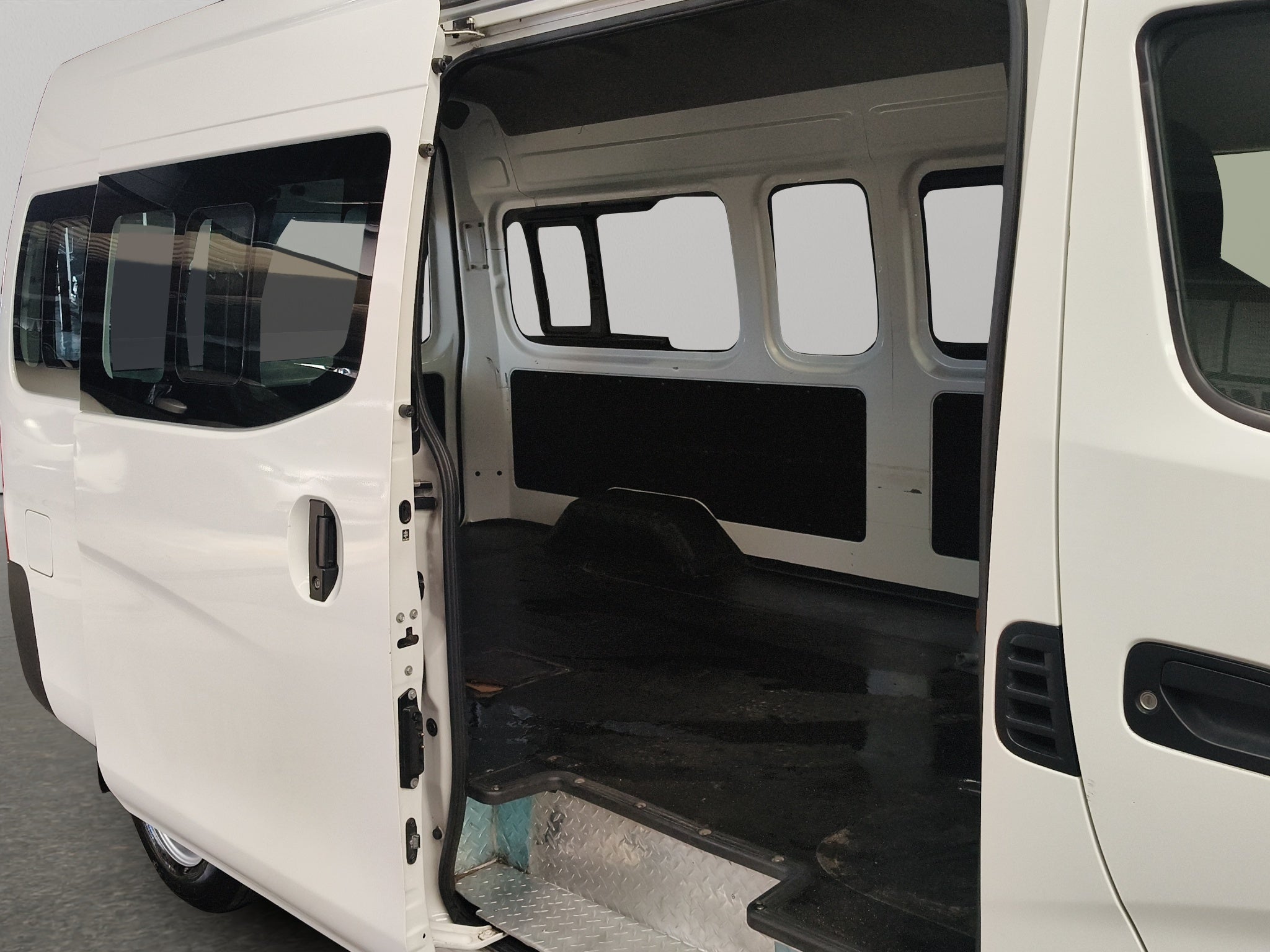 2025 Nissan Comerciales Urvan Panel 4 pts. Amplia con ventanas, TM5