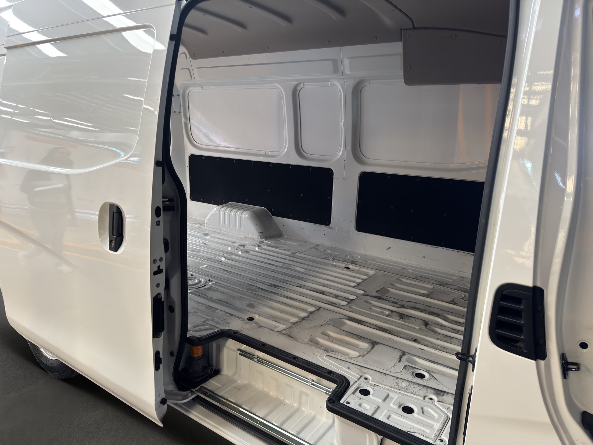 2024 Nissan Comerciales Urvan Panel 4 pts. Amplia, TM5, a/ac.