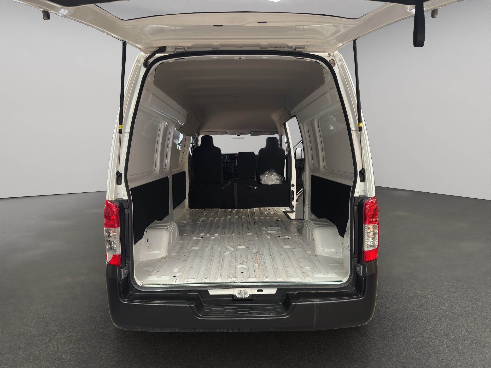 2024 Nissan Comerciales Urvan Panel 4 pts. Amplia, TM5, a/ac.