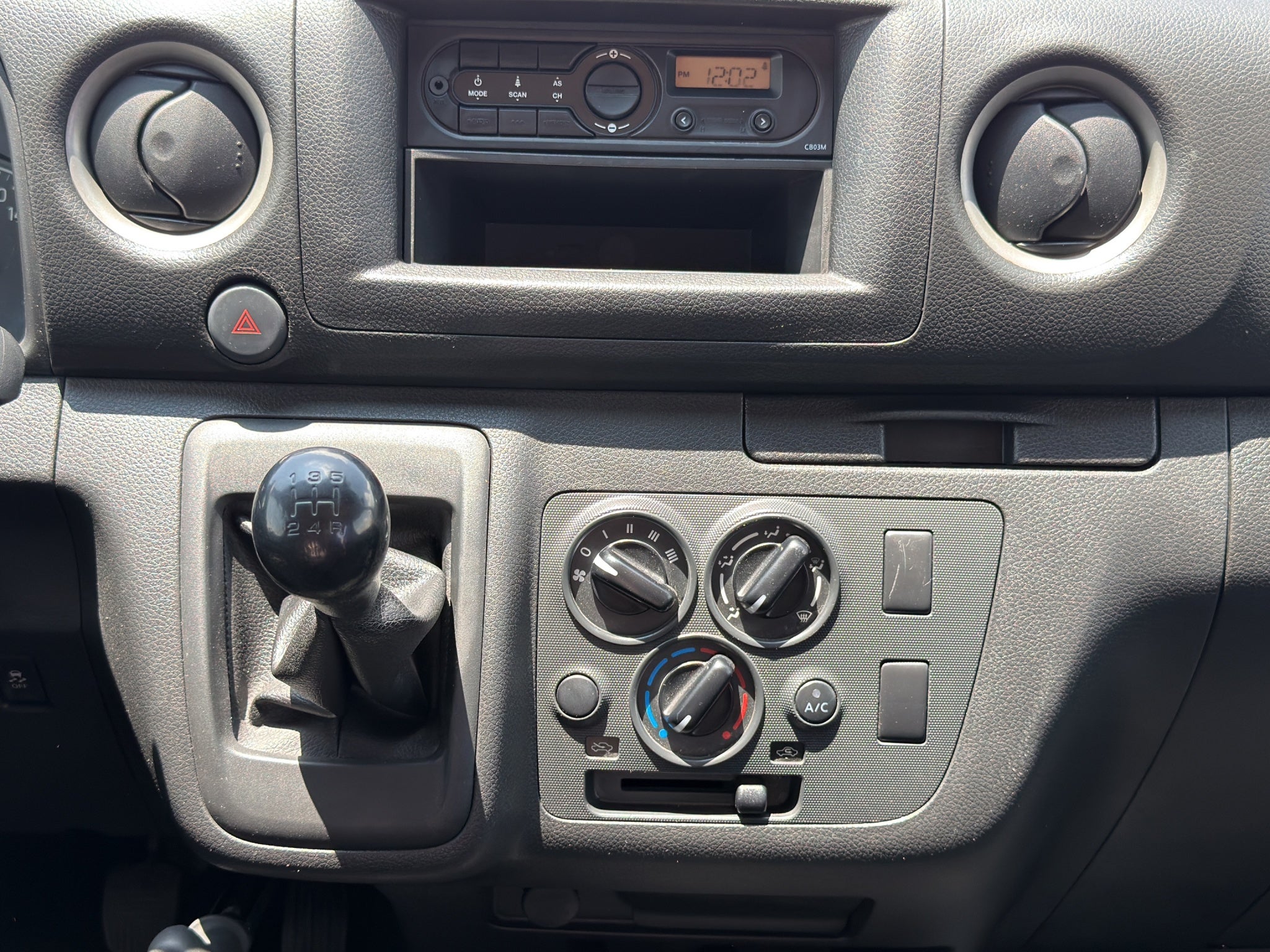 2024 Nissan Comerciales Urvan Panel 4 pts. Amplia, TM5, a/ac.