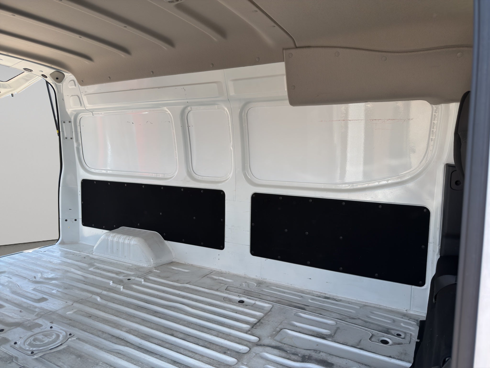 2024 Nissan Comerciales Urvan Panel 4 pts. Amplia, TM5, a/ac.