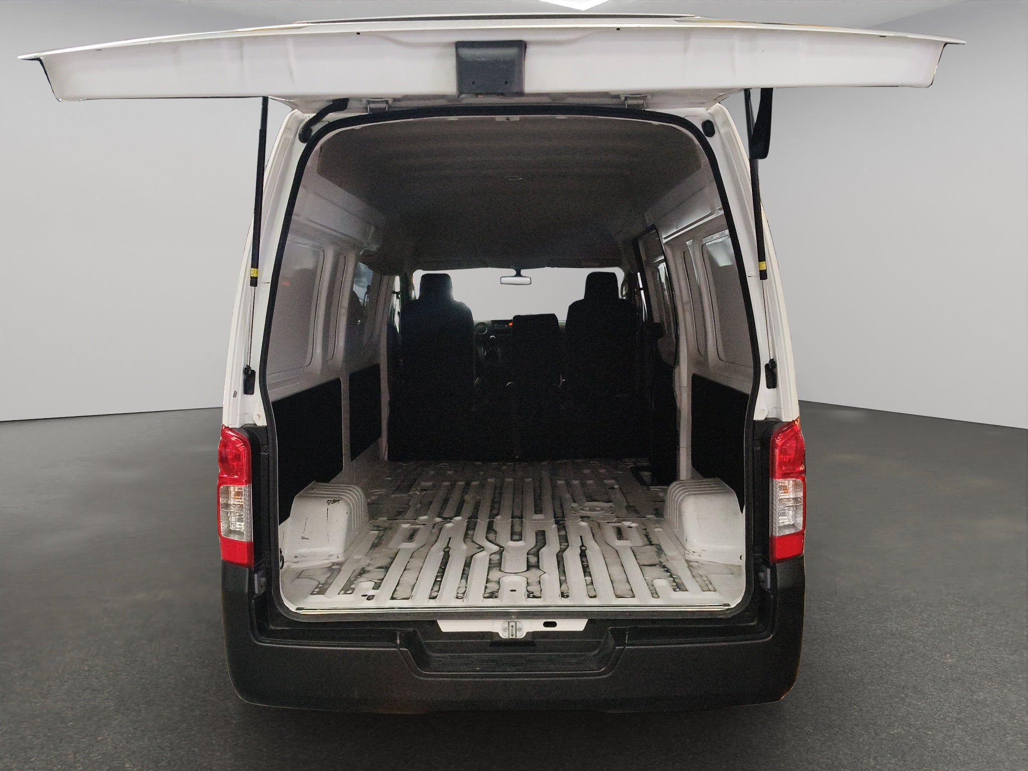 2024 Nissan Comerciales Urvan Panel 4 pts. Amplia, TM5, a/ac.