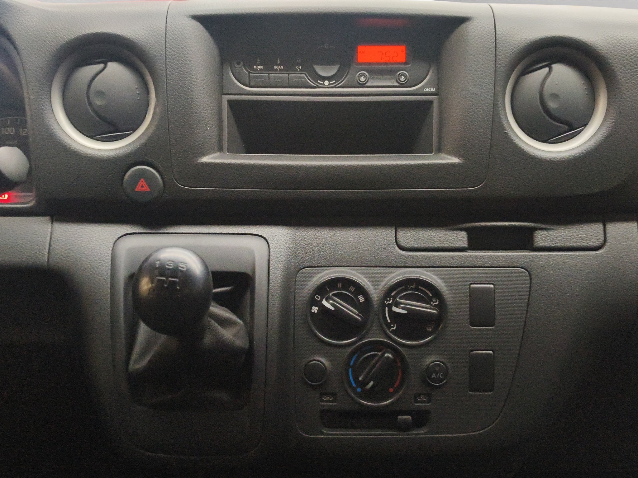 2024 Nissan Comerciales Urvan Panel 4 pts. Amplia, TM5, a/ac.