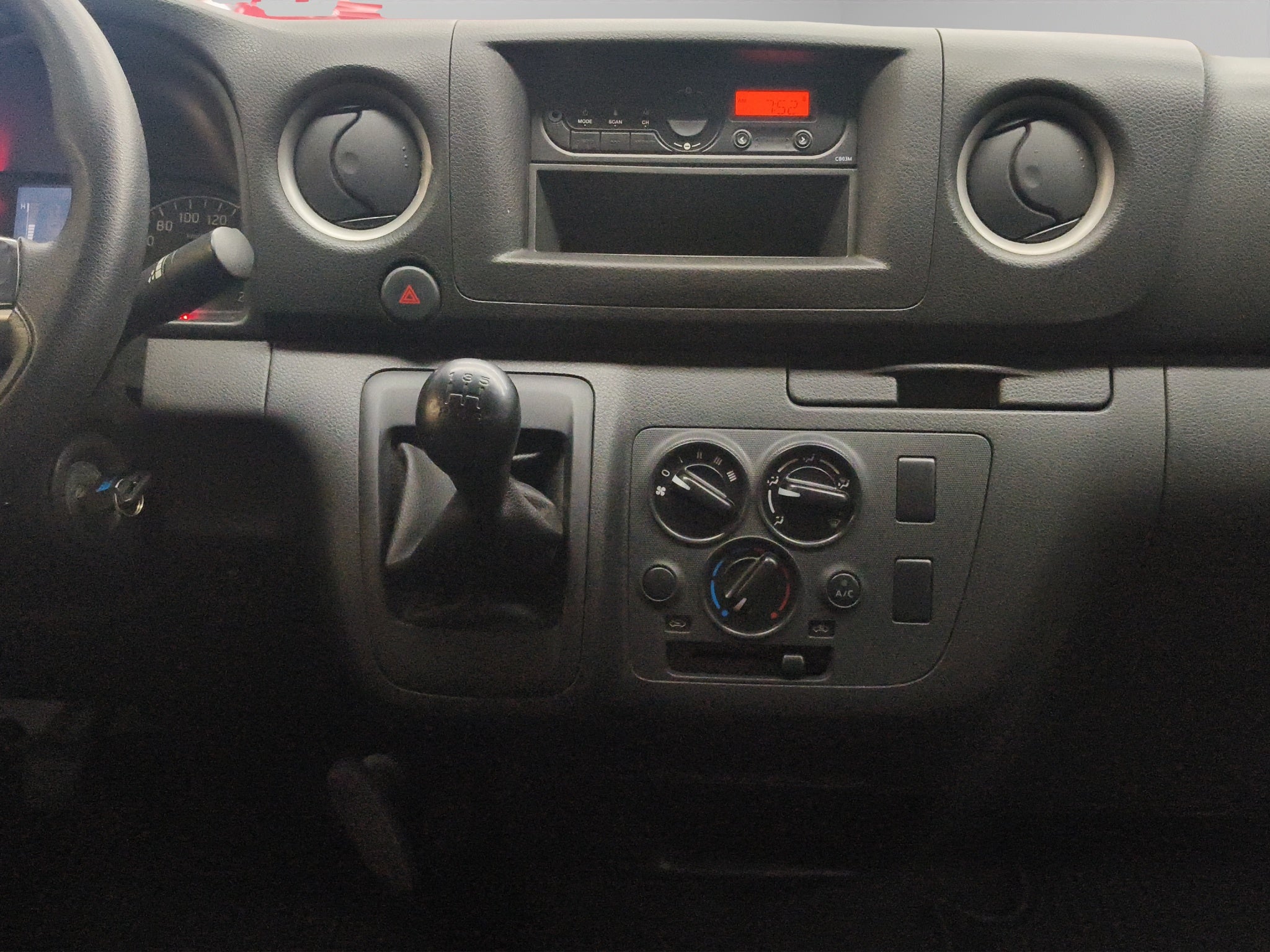 2024 Nissan Comerciales Urvan Panel 4 pts. Amplia, TM5, a/ac.