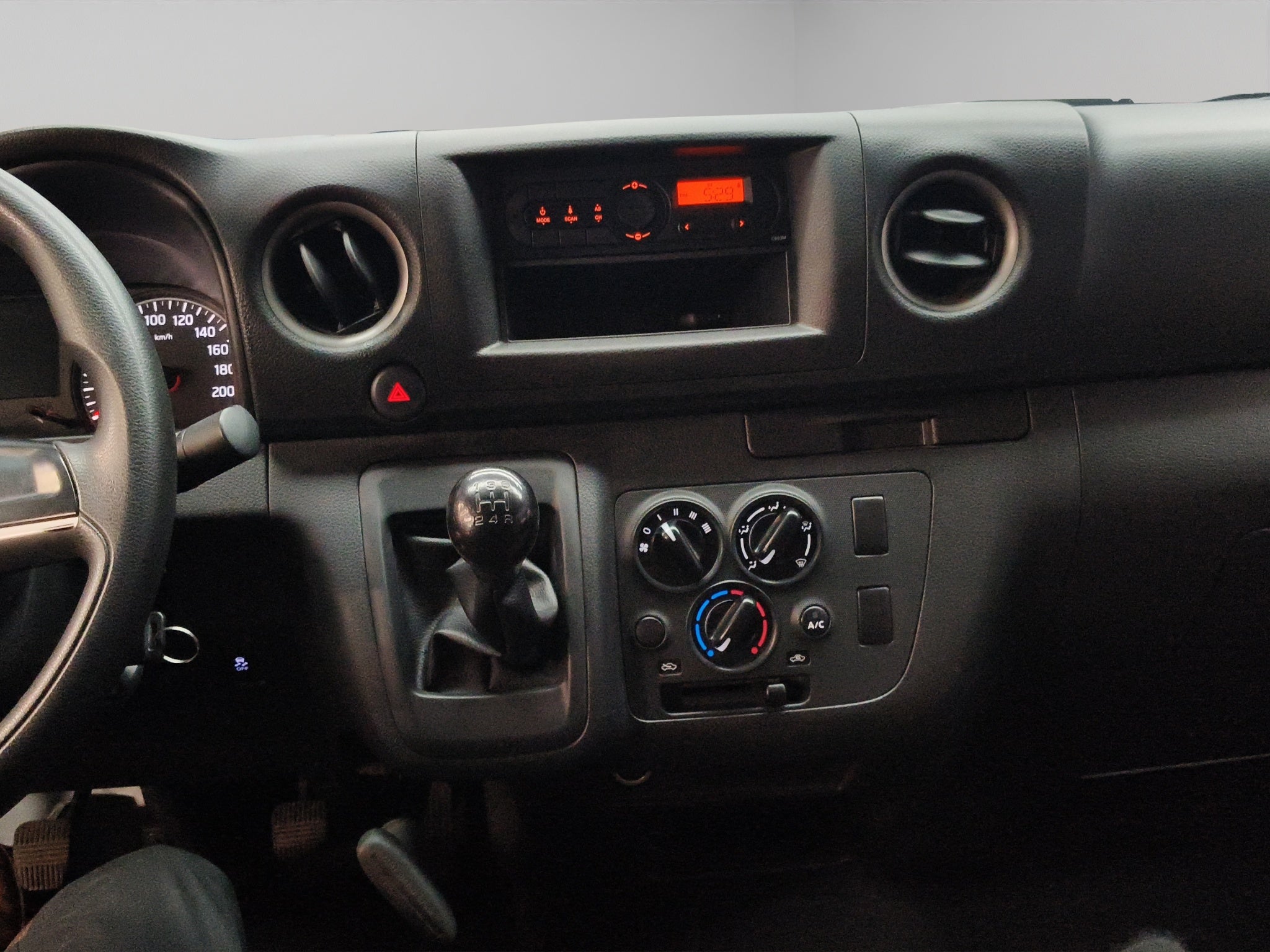 2025 Nissan Comerciales Urvan Panel 4 pts. Amplia, TM5, a/ac.