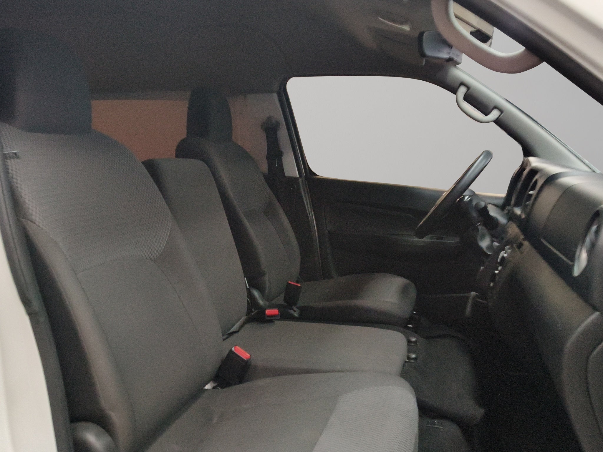 2025 Nissan Comerciales Urvan Panel 4 pts. Amplia, TM5, a/ac.