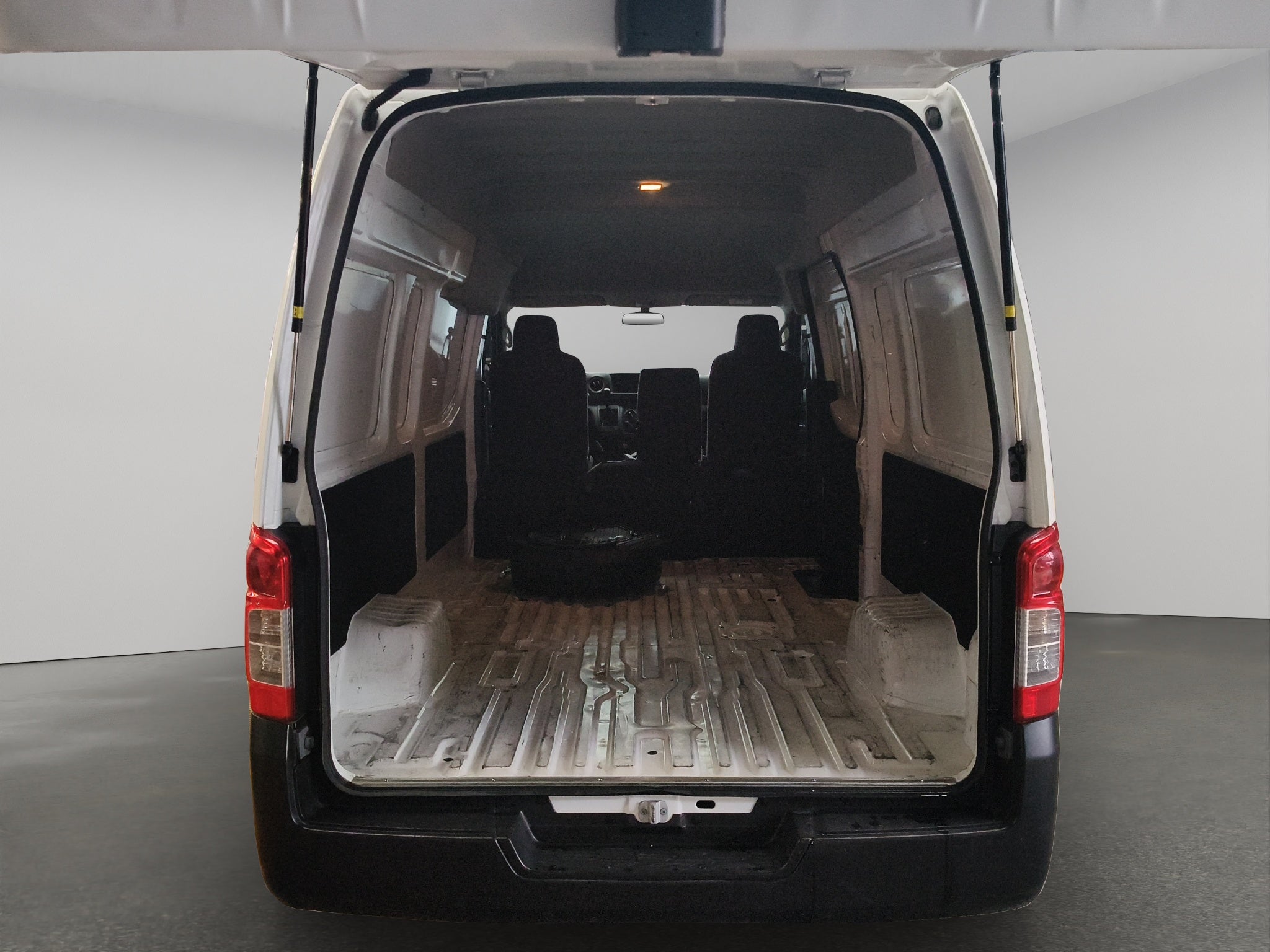 2025 Nissan Comerciales Urvan Panel 4 pts. Amplia, TM5, a/ac.
