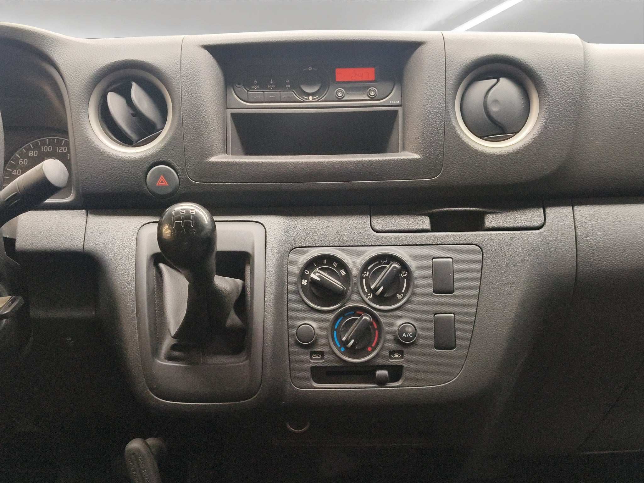 2024 Nissan Comerciales Urvan Panel 4 pts. Amplia, TM5, a/ac.