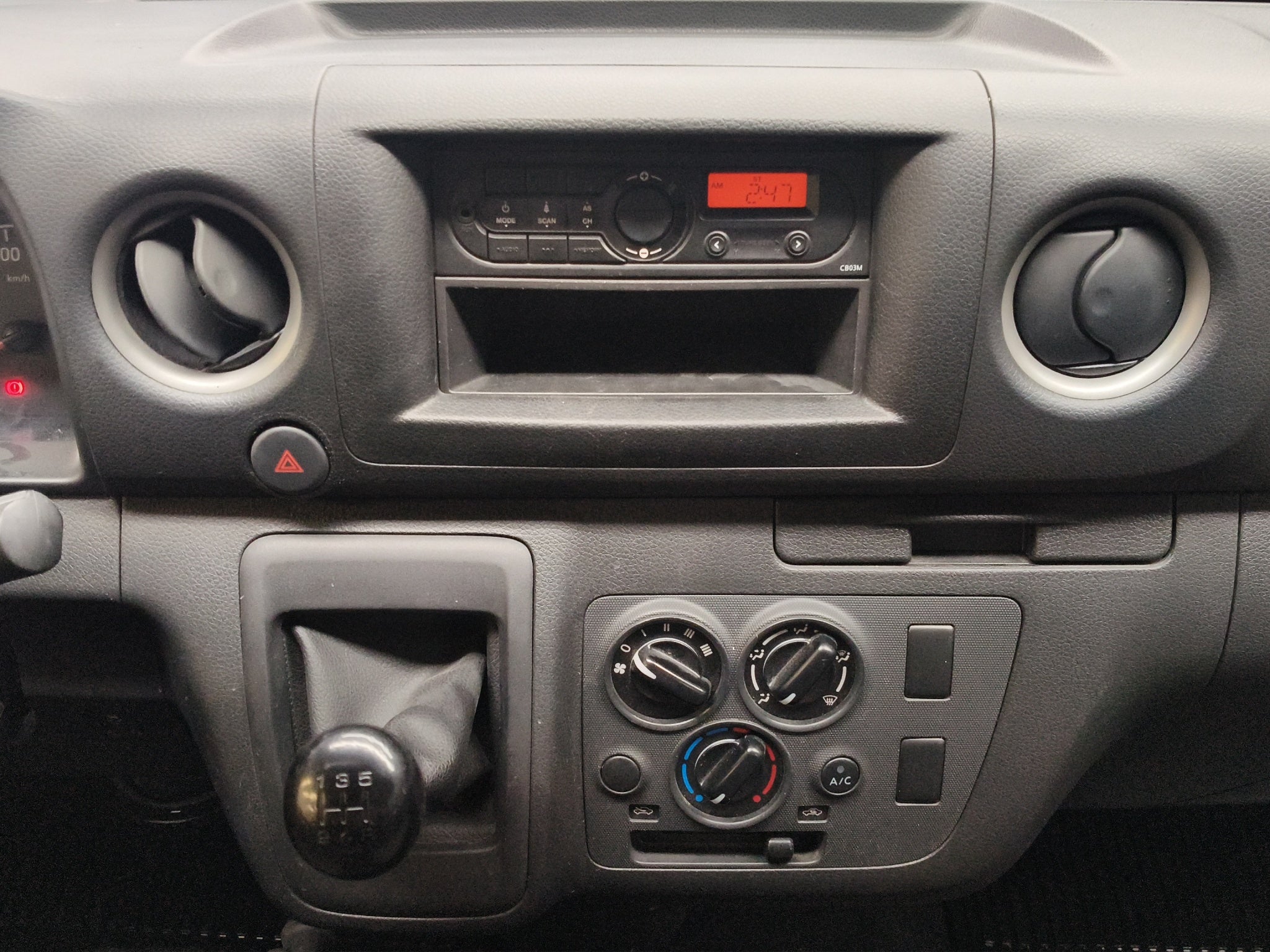 2024 Nissan Comerciales Urvan Panel 4 pts. Amplia, TM5, a/ac.