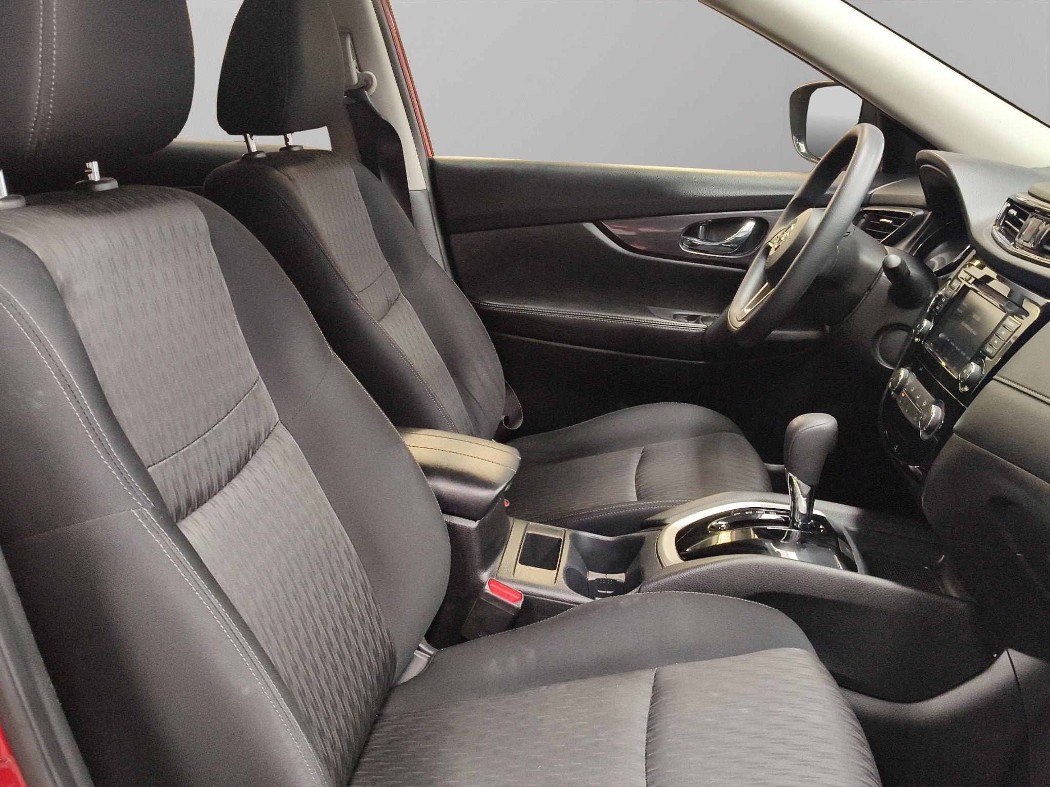 2022 Nissan X-Trail VUD 5 pts. Sense, TA, 5 pas., RA-17 (línea anterior)