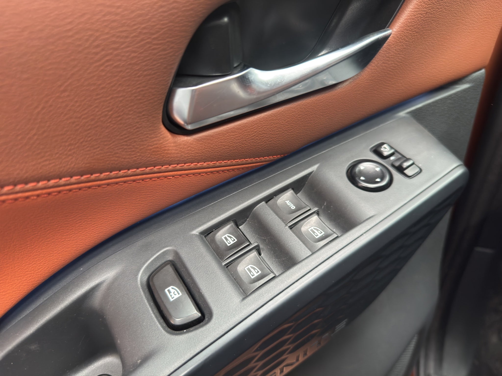 2025 Nissan Magnite VUD 5 pts. Exclusive, 1.0T, CVT, piel, RA-16