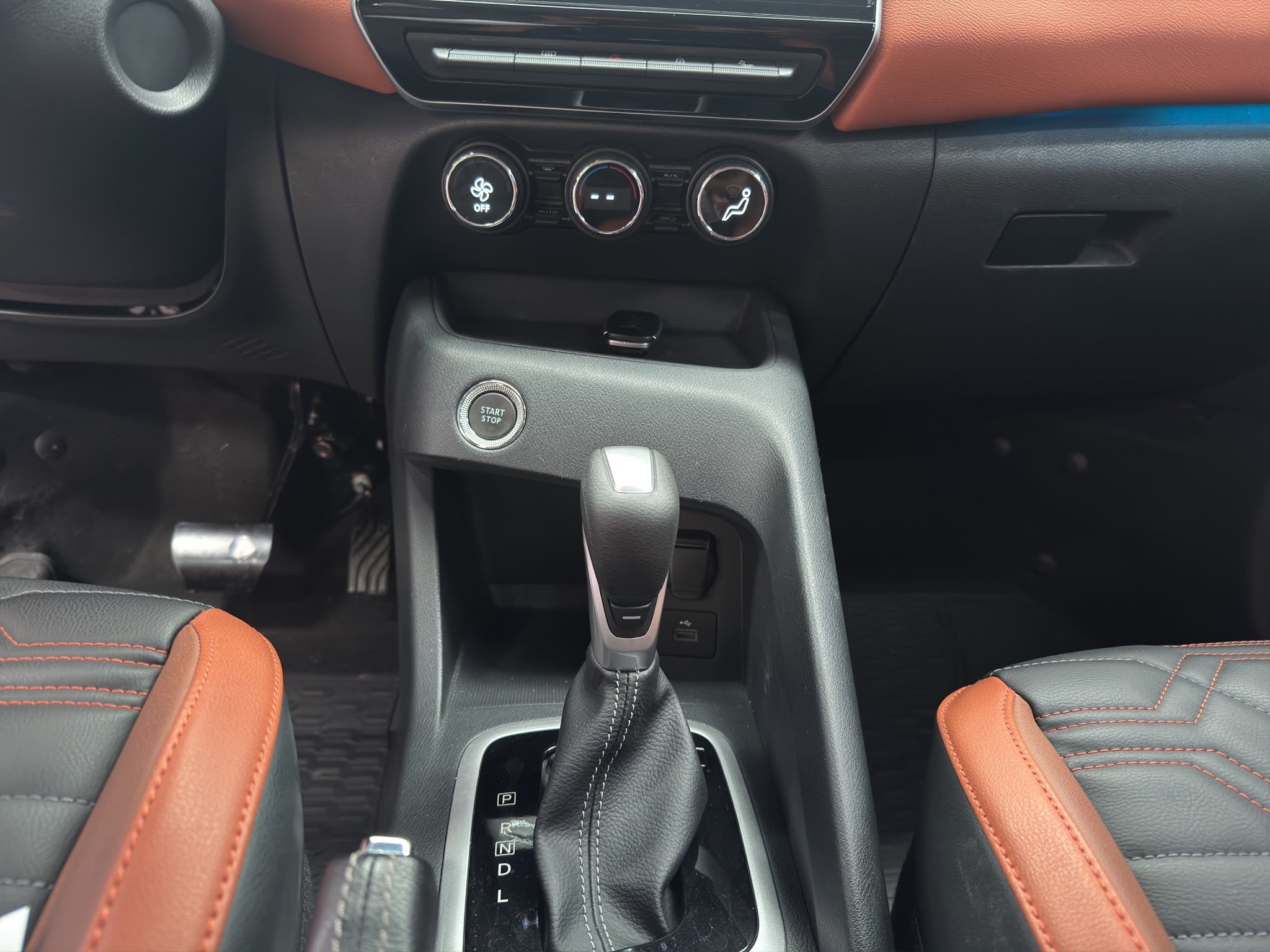 2025 Nissan Magnite VUD 5 pts. Exclusive, 1.0T, CVT, piel, RA-16