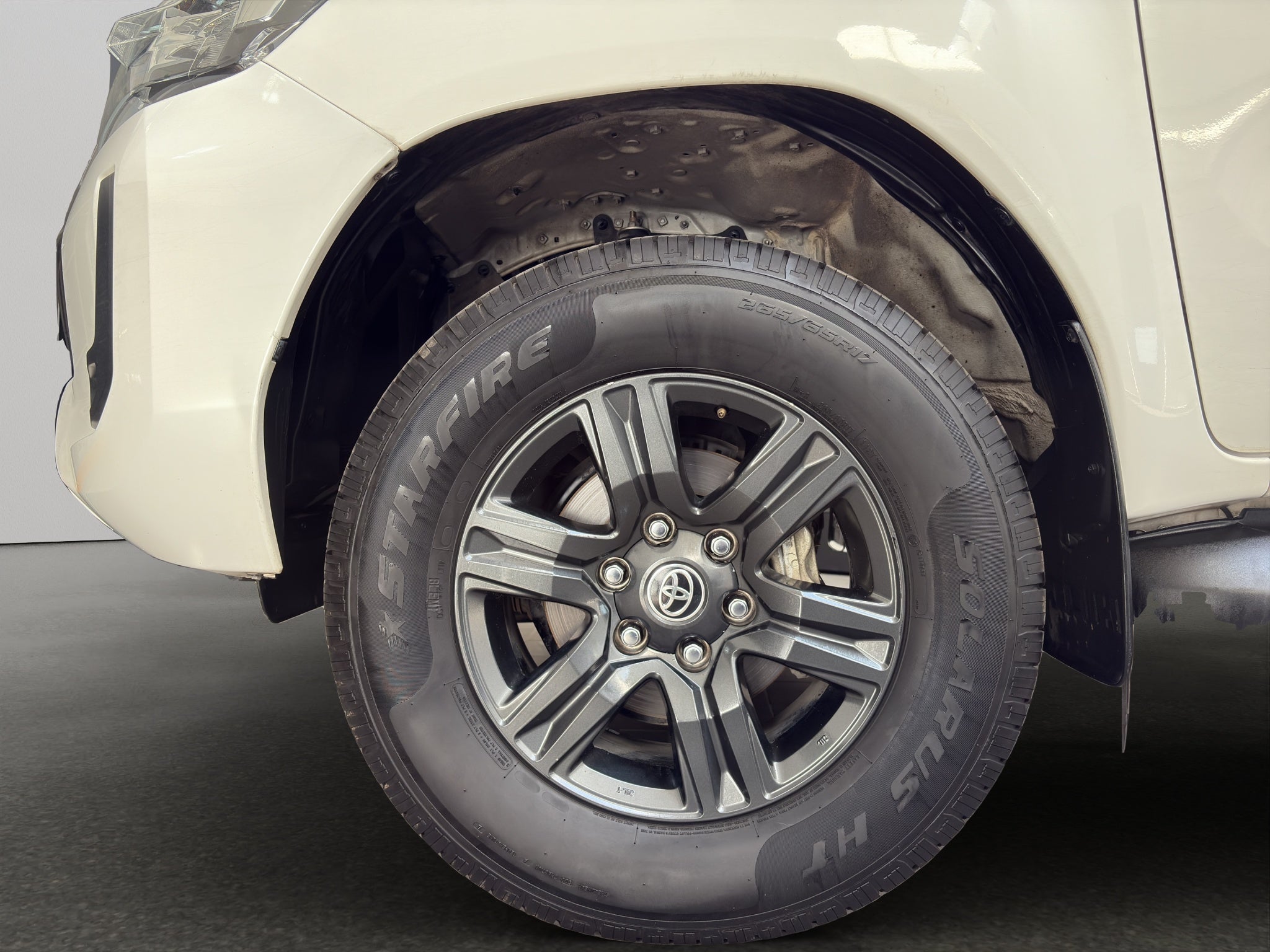 2023 Toyota Comerciales Hilux Pick-Up 4 pts. SR, Doble Cab., TM5, a/ac., VE, RA-17