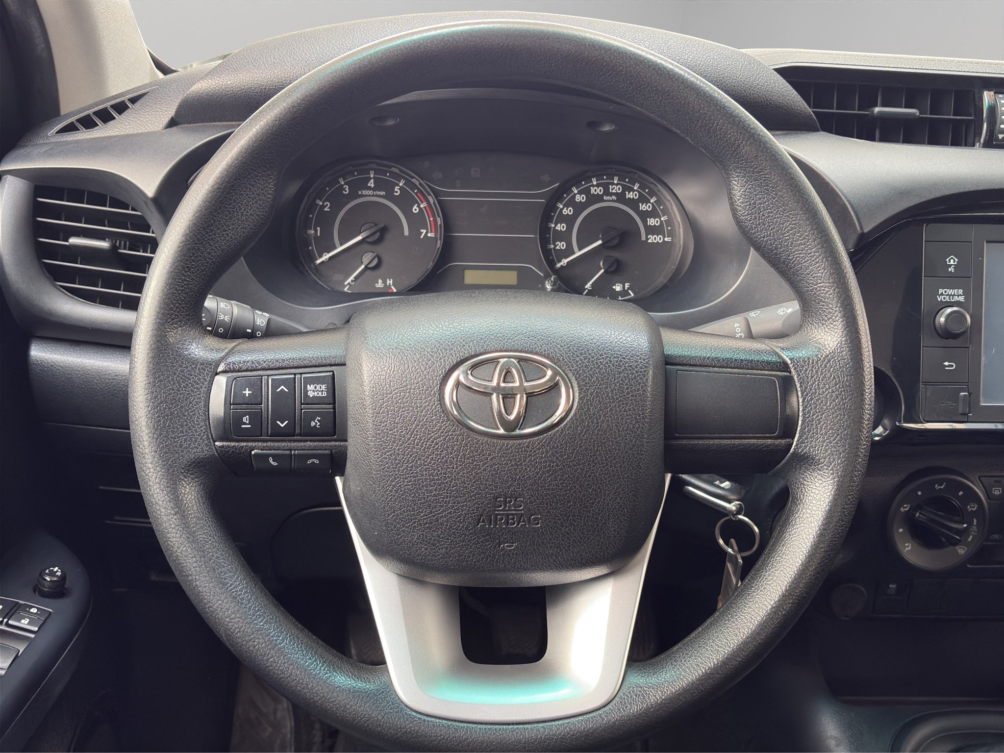 2023 Toyota Comerciales Hilux Pick-Up 4 pts. SR, Doble Cab., TM5, a/ac., VE, RA-17