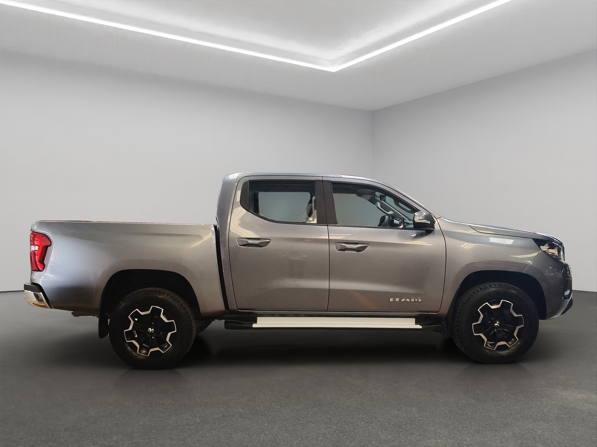 2025 Dodge Comerciales Ram 1200 Pick-Up 4 pts. Bighorn, Doble Cab., 2.4T, TA, f. niebla, RA-17