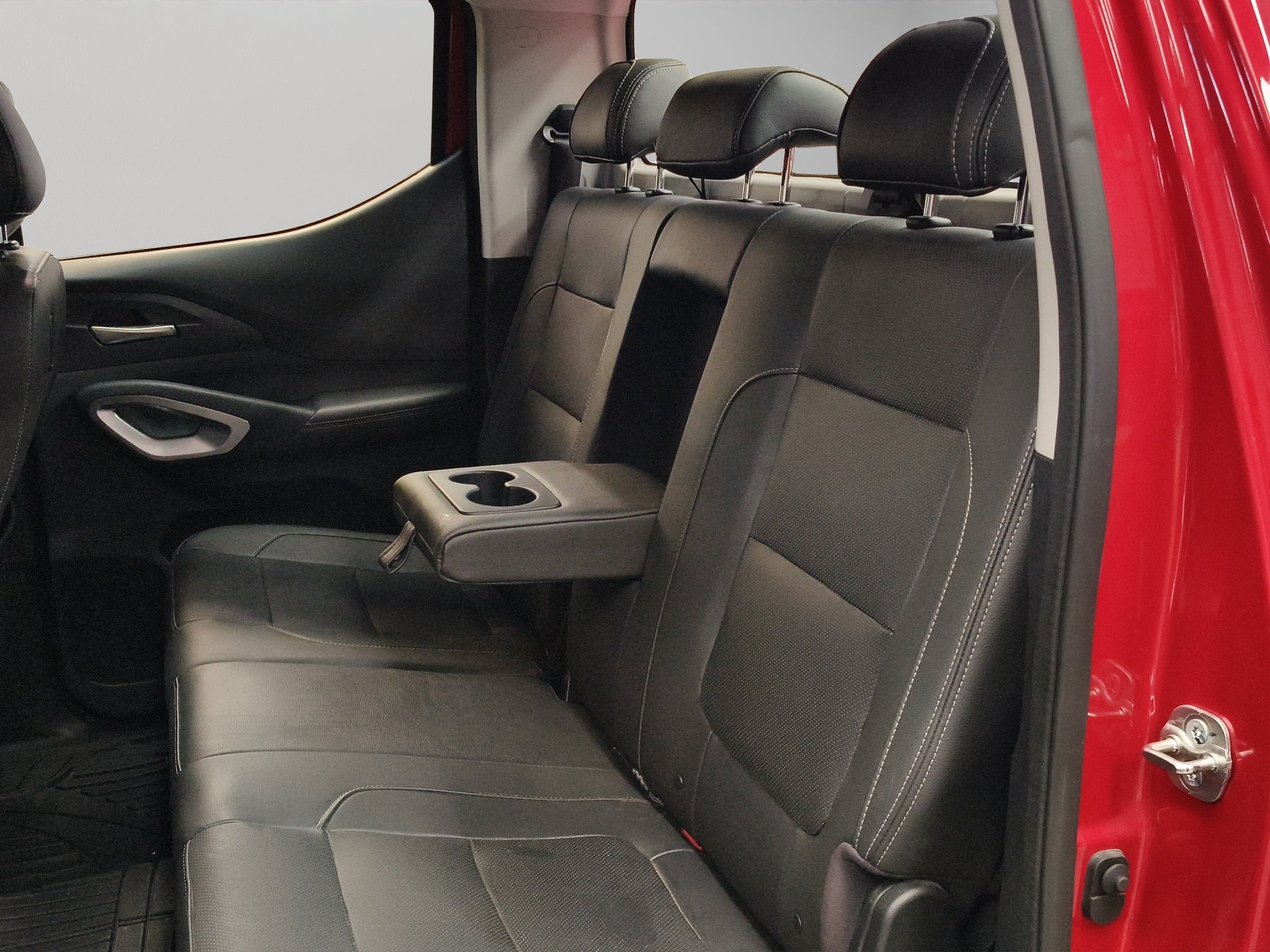 2025 Dodge Comerciales Ram 1200 Pick-Up 4 pts. Laramie, Doble Cab., 2.4T, TA, piel, f. niebla, RA-18, 4x4