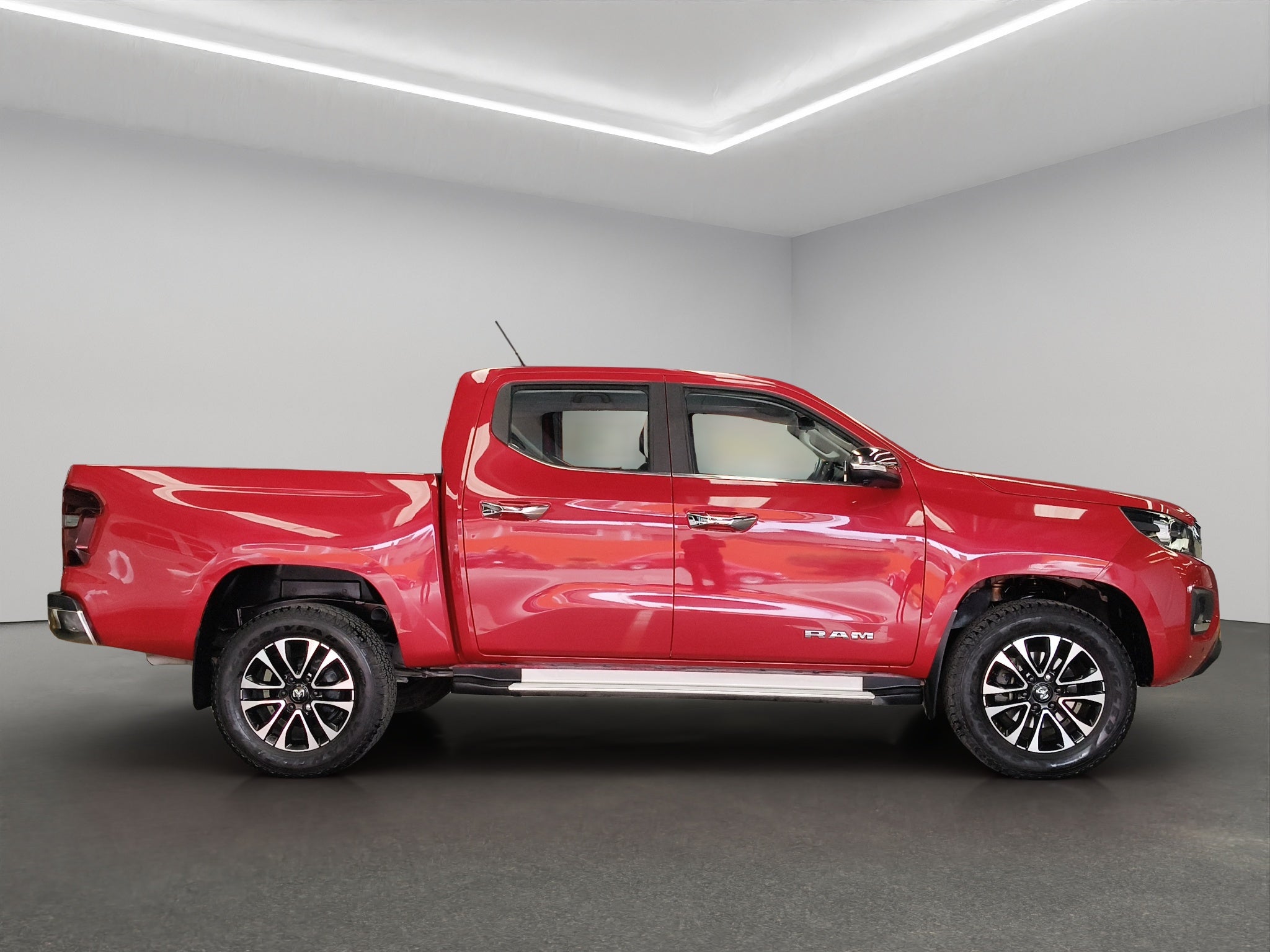2025 Dodge Comerciales Ram 1200 Pick-Up 4 pts. Laramie, Doble Cab., 2.4T, TA, piel, f. niebla, RA-18, 4x4