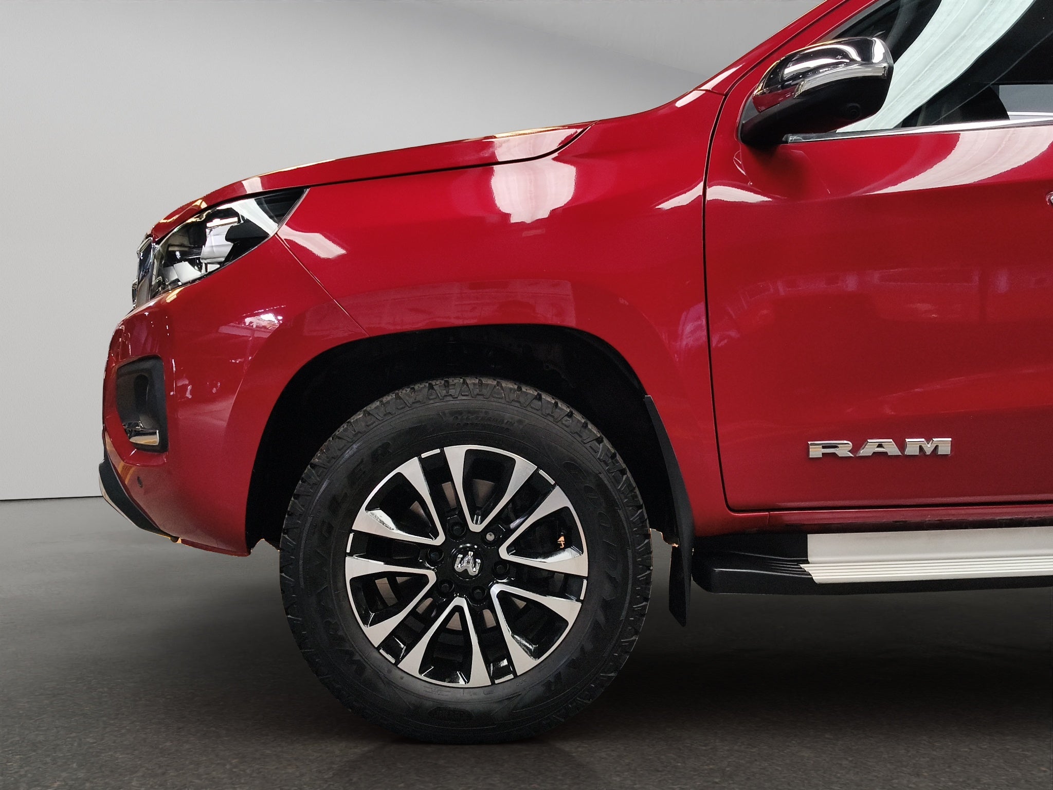 2025 Dodge Comerciales Ram 1200 Pick-Up 4 pts. Laramie, Doble Cab., 2.4T, TA, piel, f. niebla, RA-18, 4x4