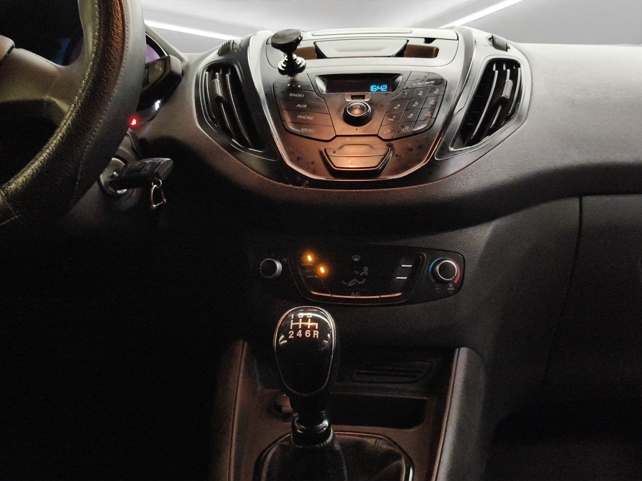 2022 Ford Comerciales Transit Courier Panel 4 pts. 1.0T, TM6, pta. lat. corrediza, R-15