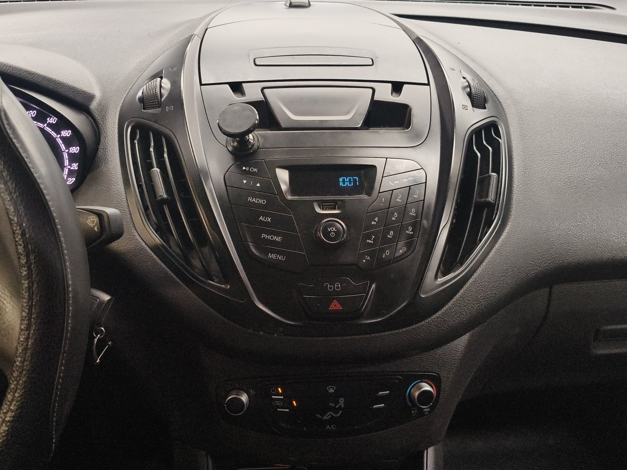 2022 Ford Comerciales Transit Courier Panel 4 pts. 1.0T, TM6, pta. lat. corrediza, R-15